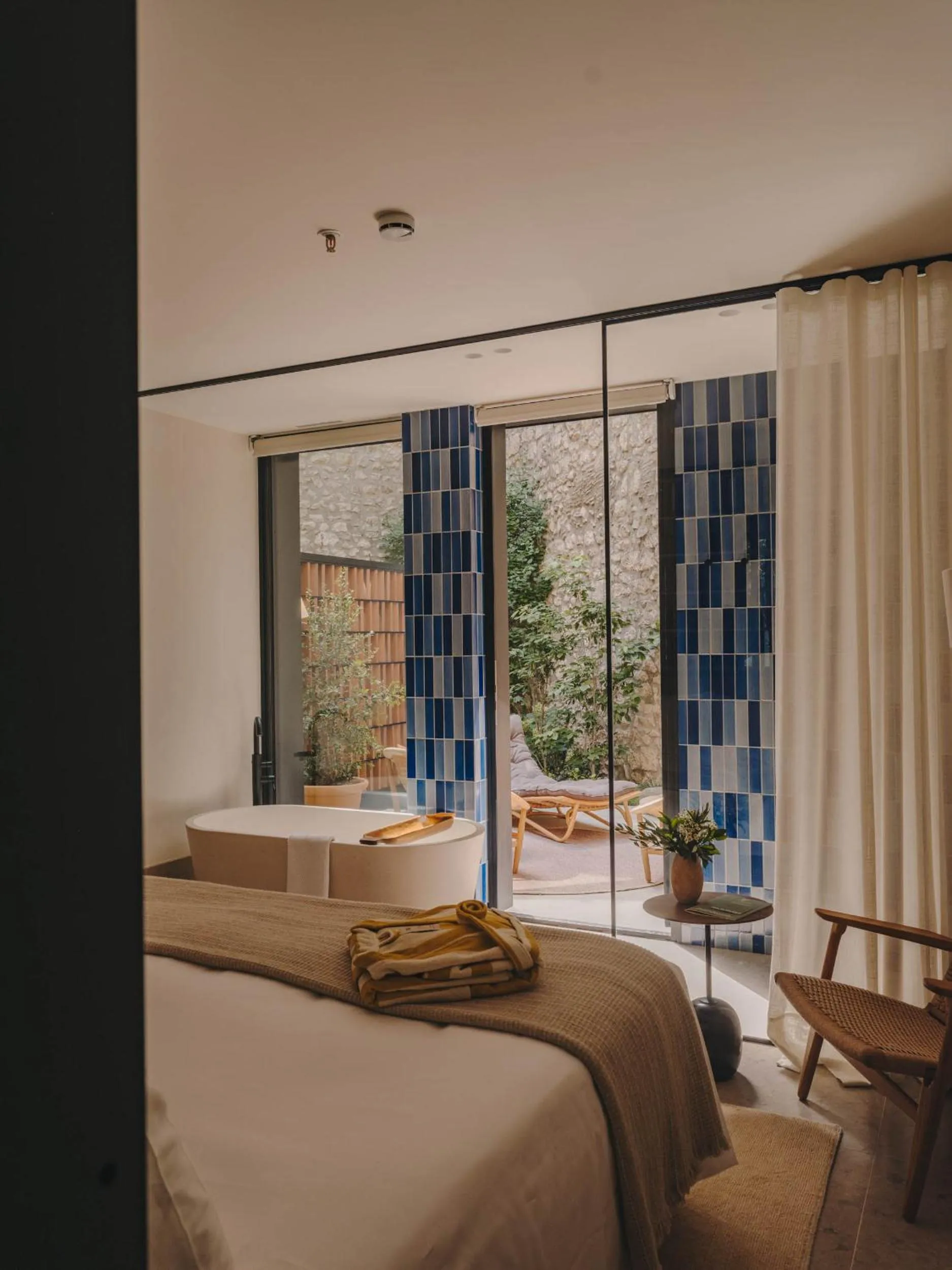 Bathroom, Bed in Hotel Palau Fugit