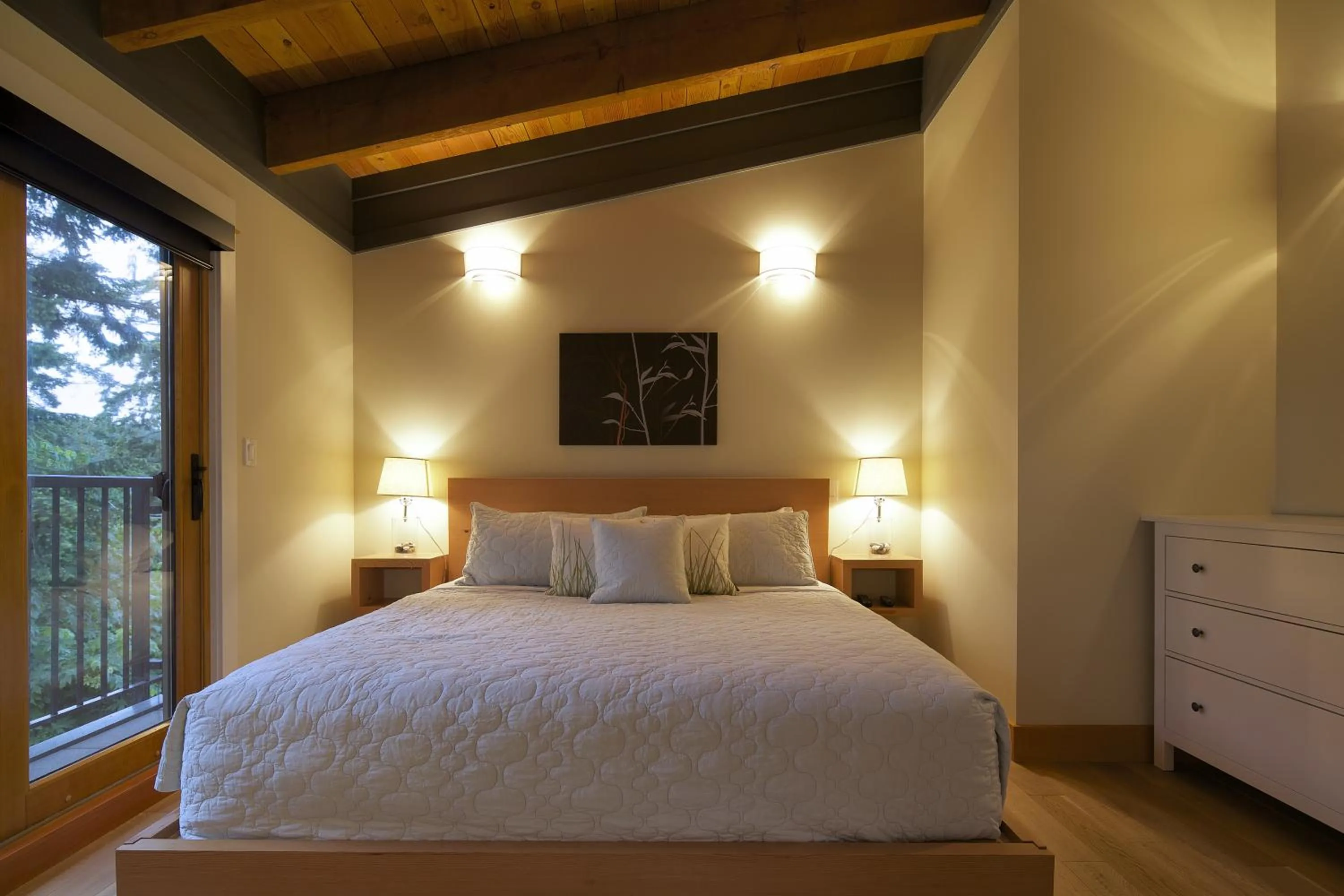 Bed in Mariner's Loft - Salt Spring Island