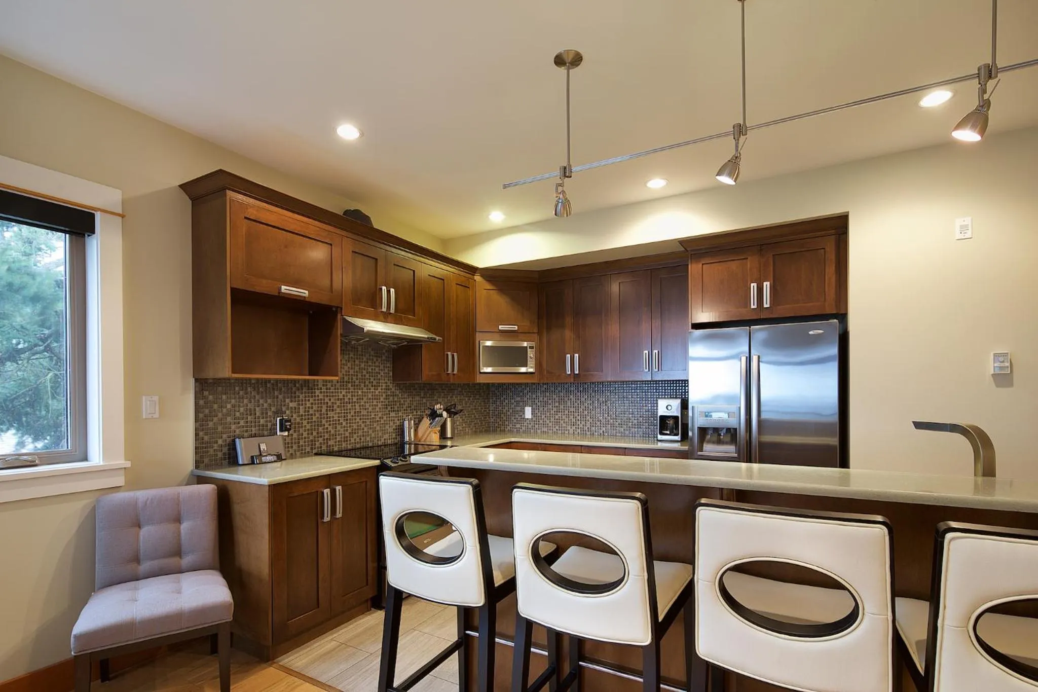 Kitchen or kitchenette in Mariner's Loft - Salt Spring Island