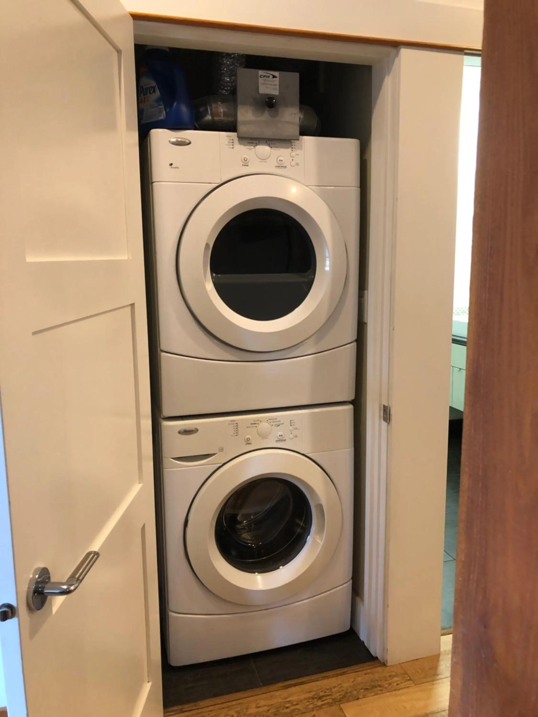 washing machine in Mariner's Loft - Salt Spring Island