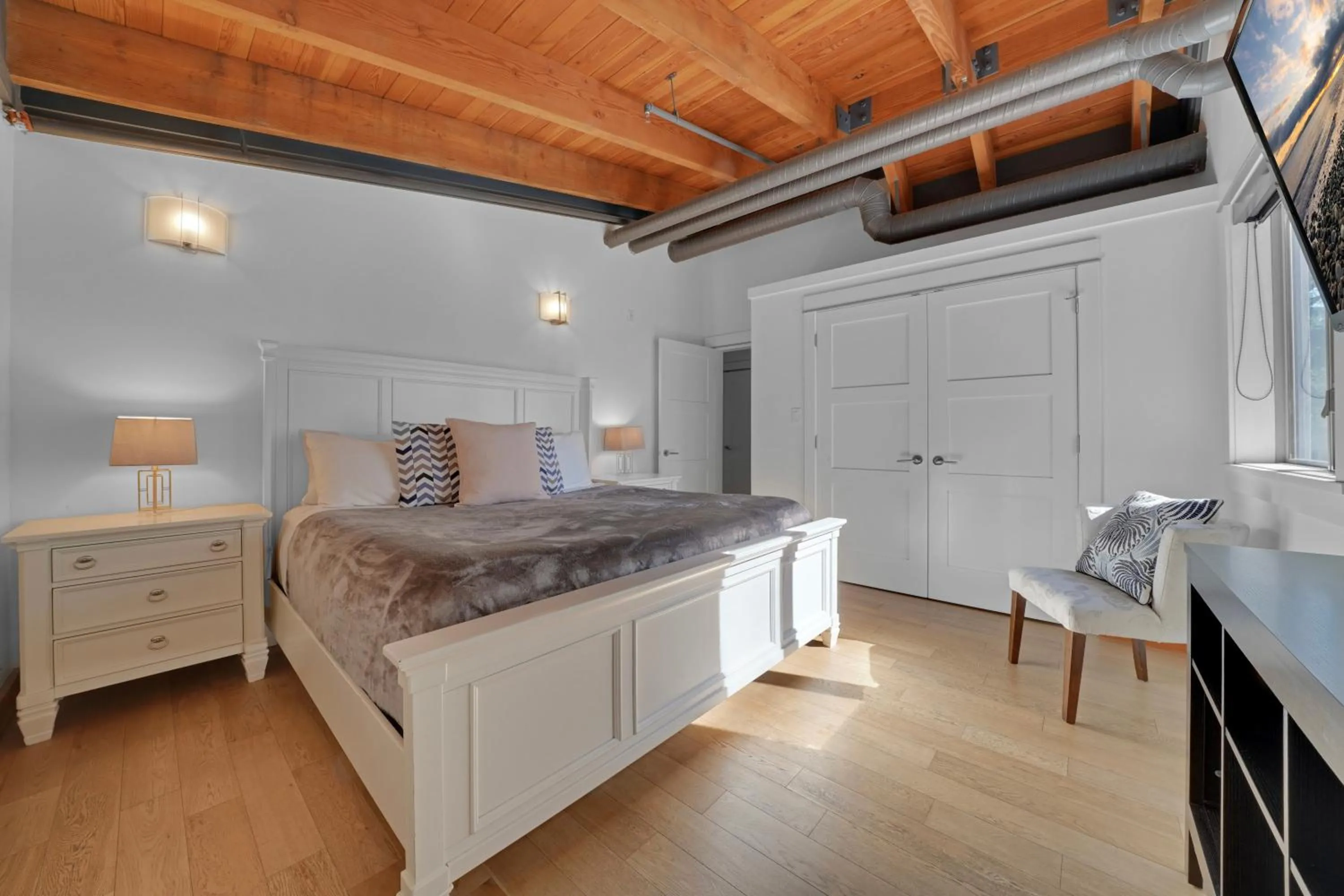 Bed in Mariner's Loft - Salt Spring Island