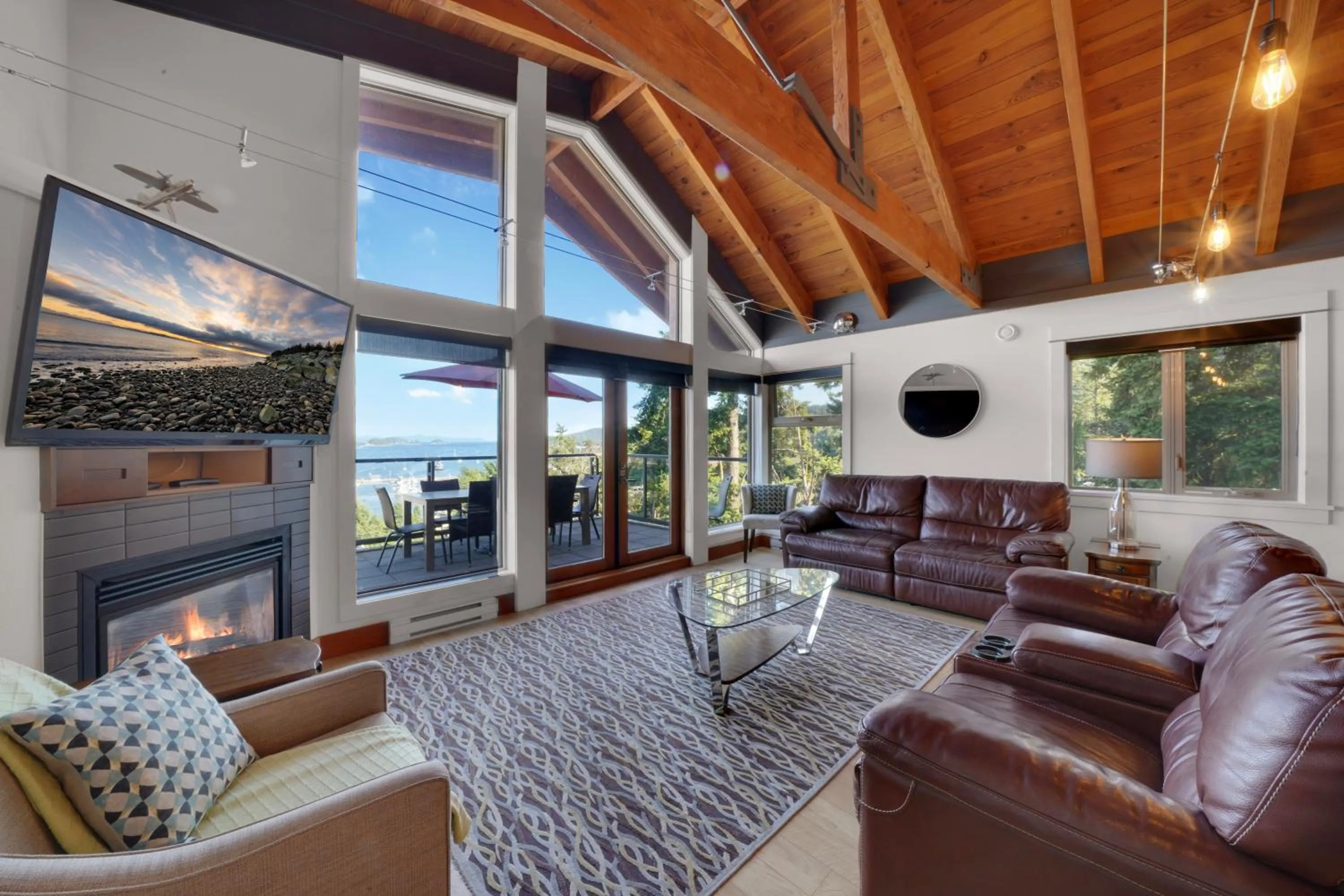 TV and multimedia in Mariner's Loft - Salt Spring Island