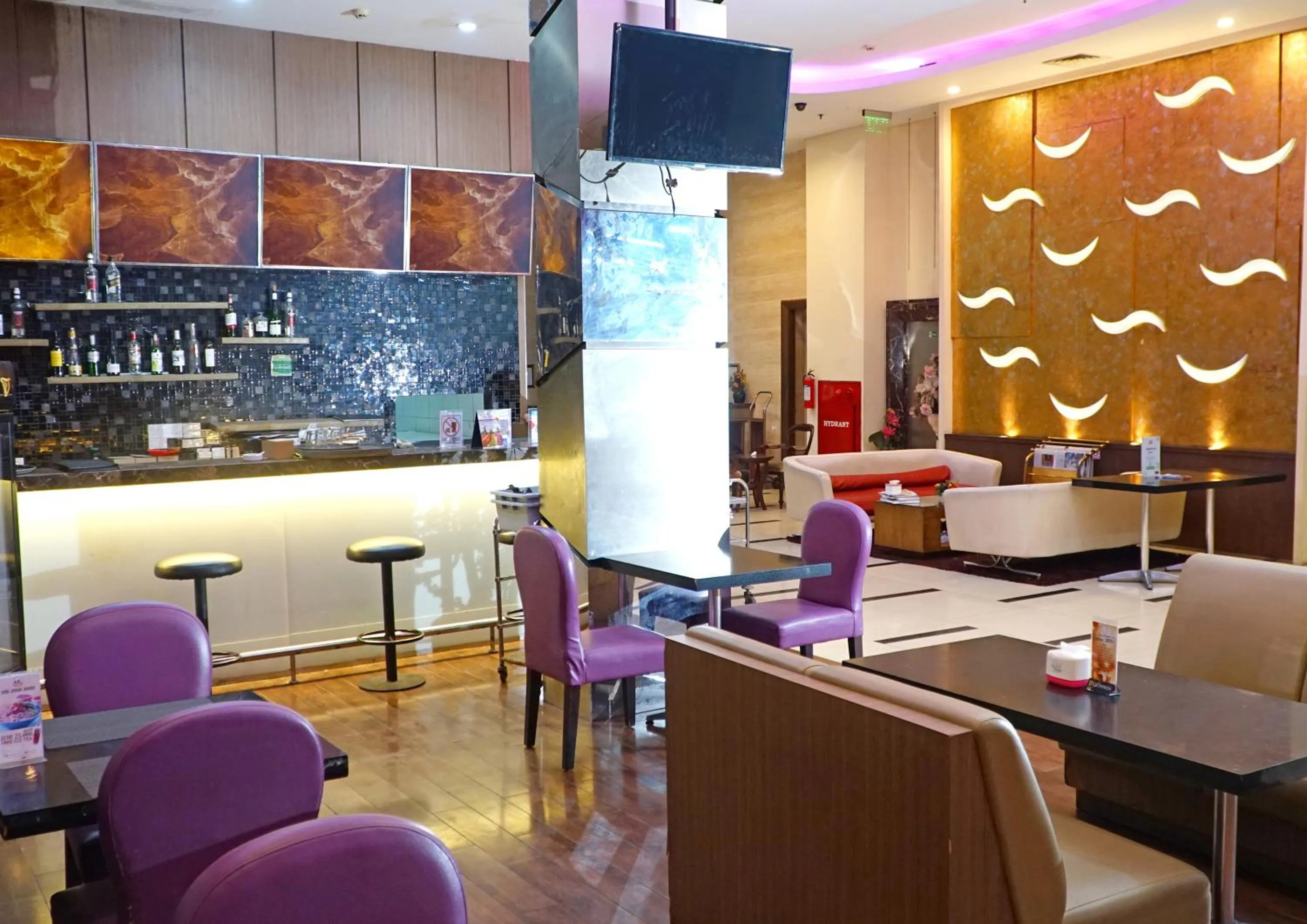 Restaurant/places to eat in World Hotel Jakarta - Bandengan