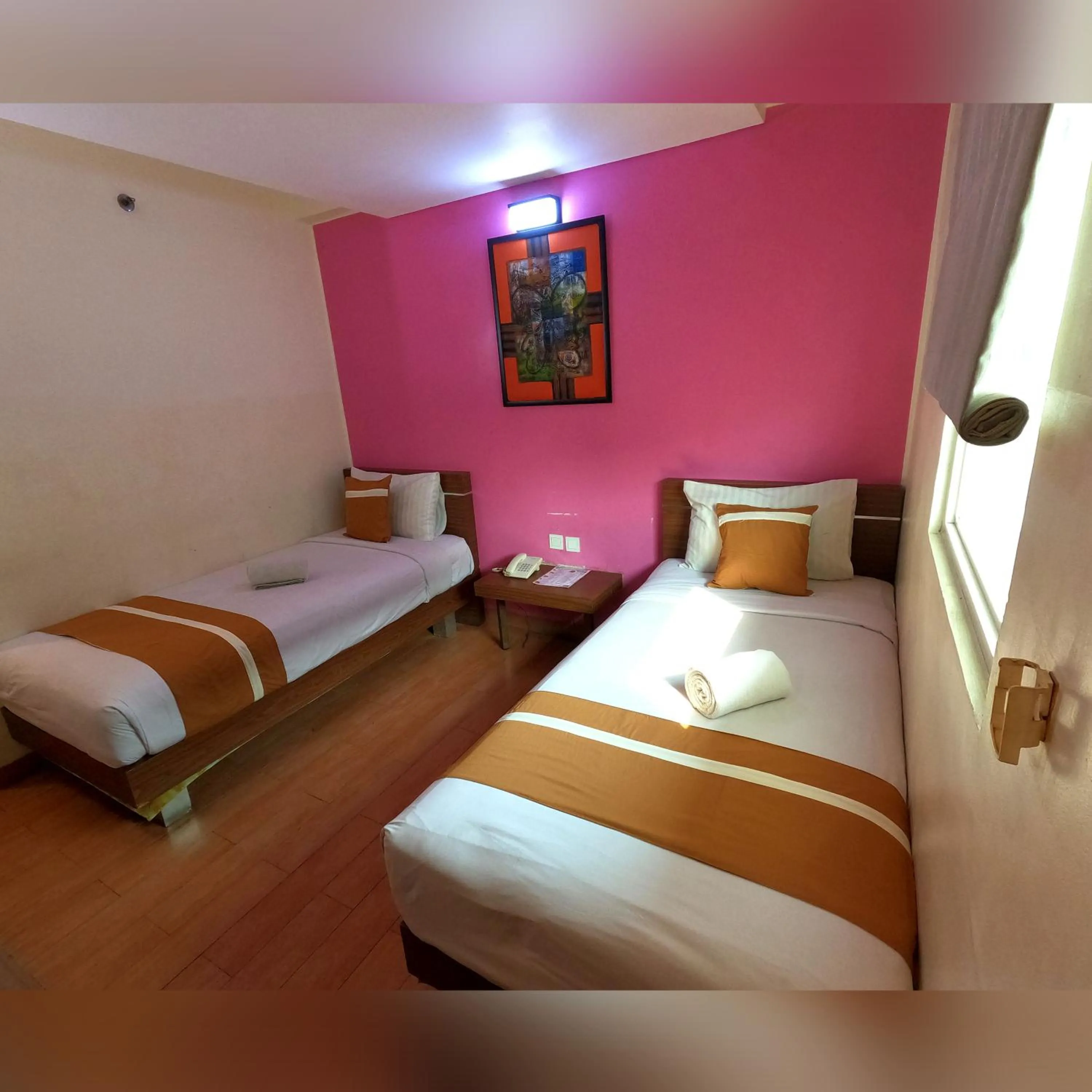 Bedroom, Bed in World Hotel Jakarta - Bandengan