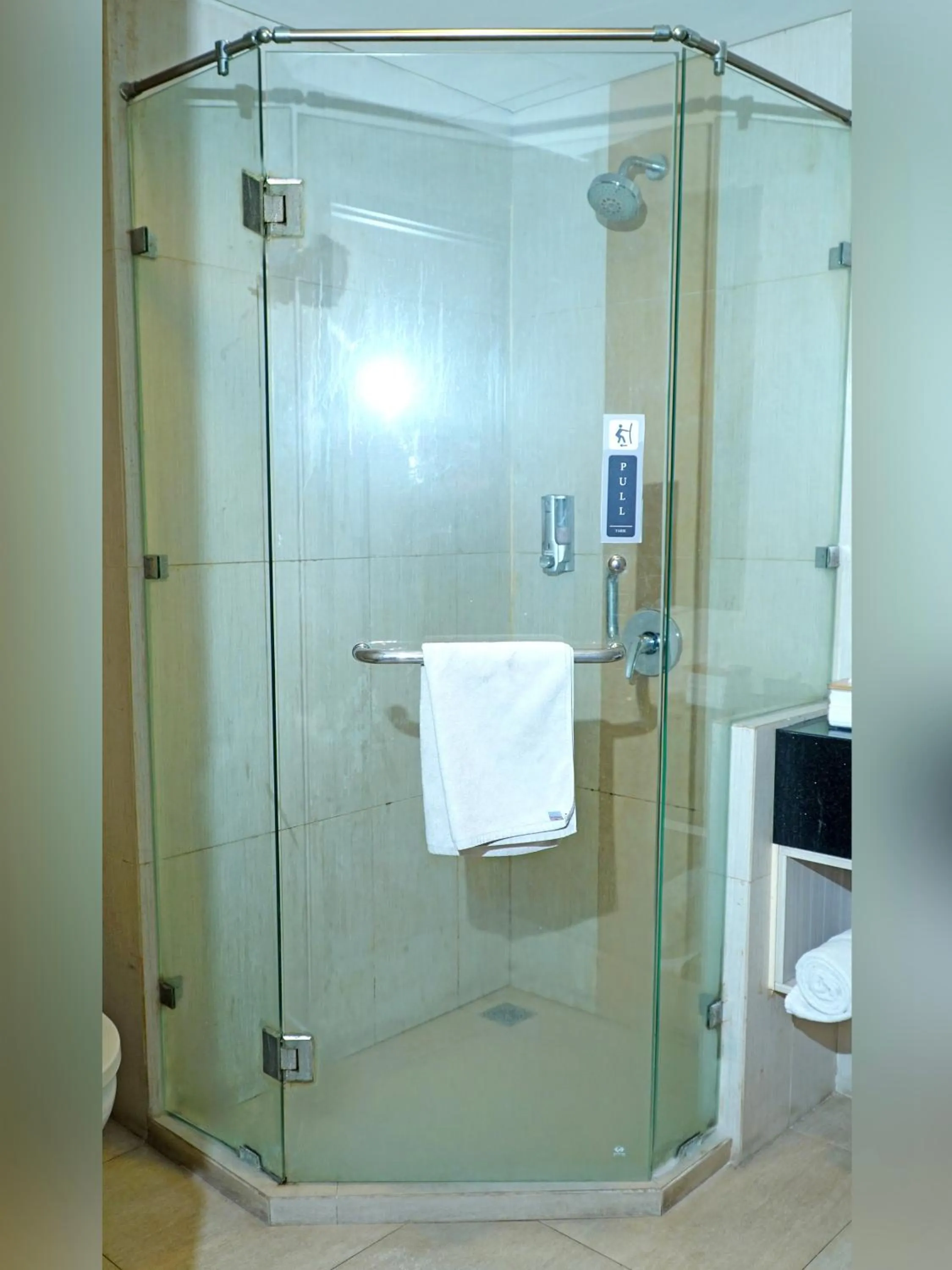 Shower in World Hotel Jakarta - Bandengan