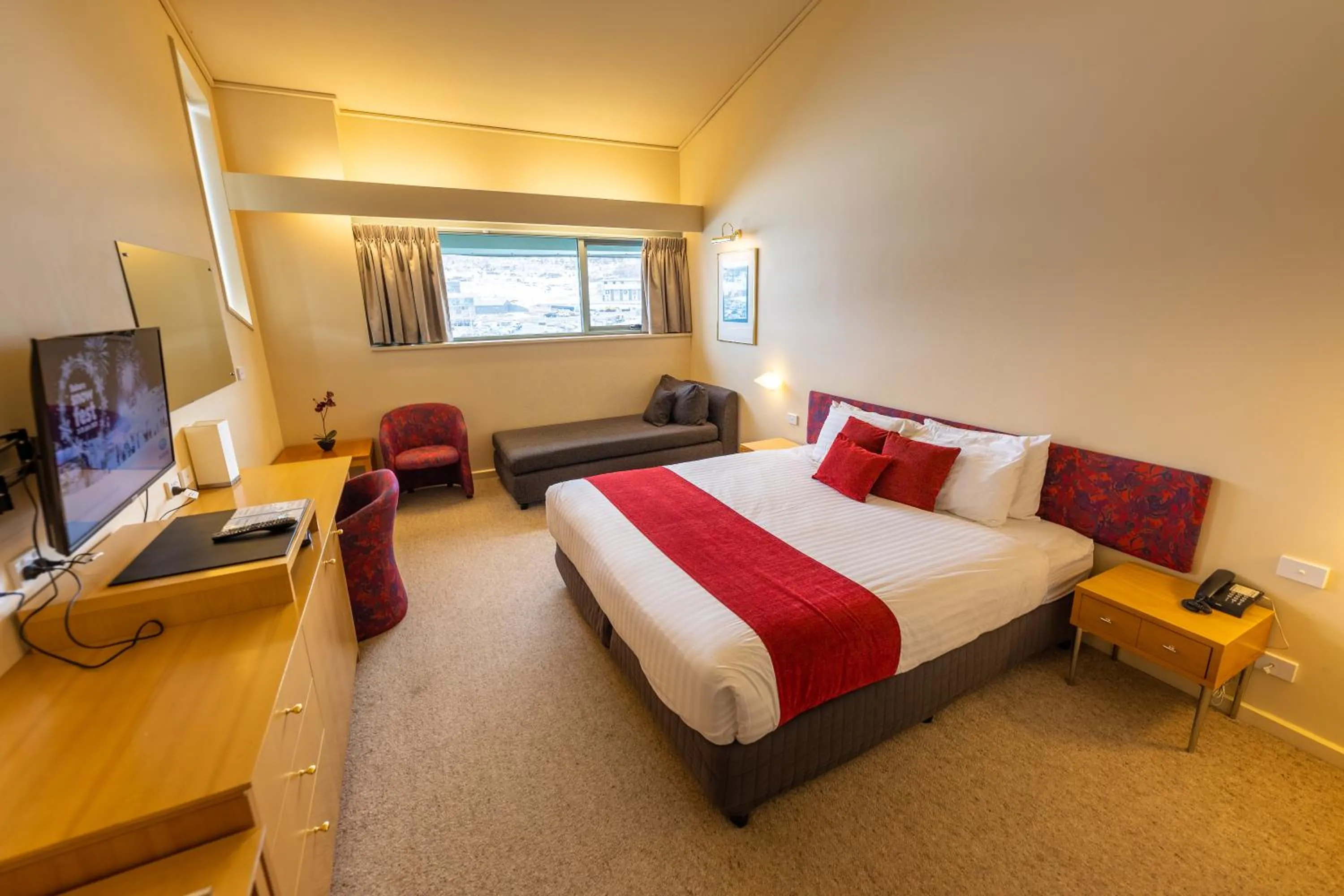 Property building, Bed in The Perisher Valley Hotel