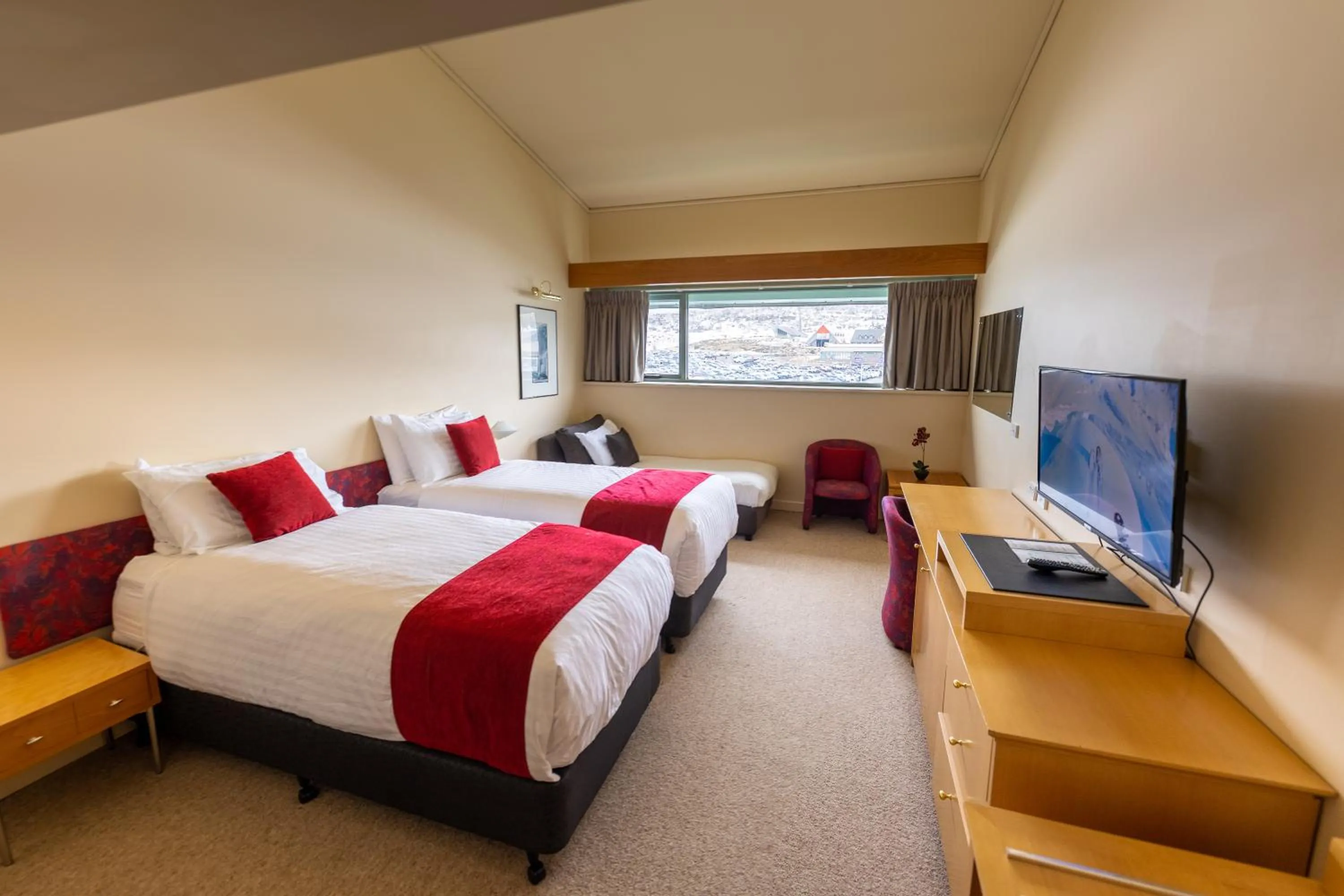 Property building, Bed in The Perisher Valley Hotel