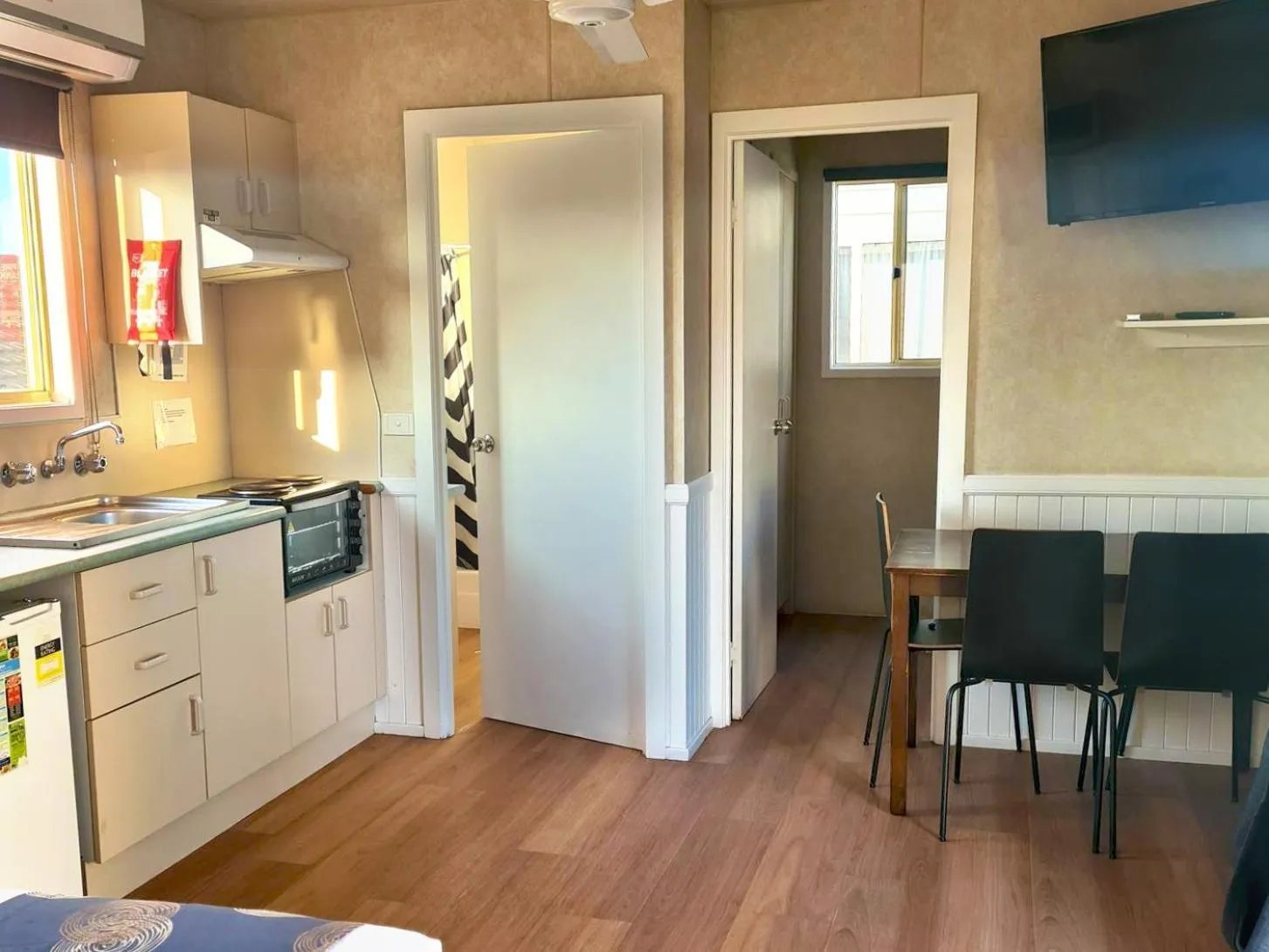 Kitchen or kitchenette in Crestview Tourist Park