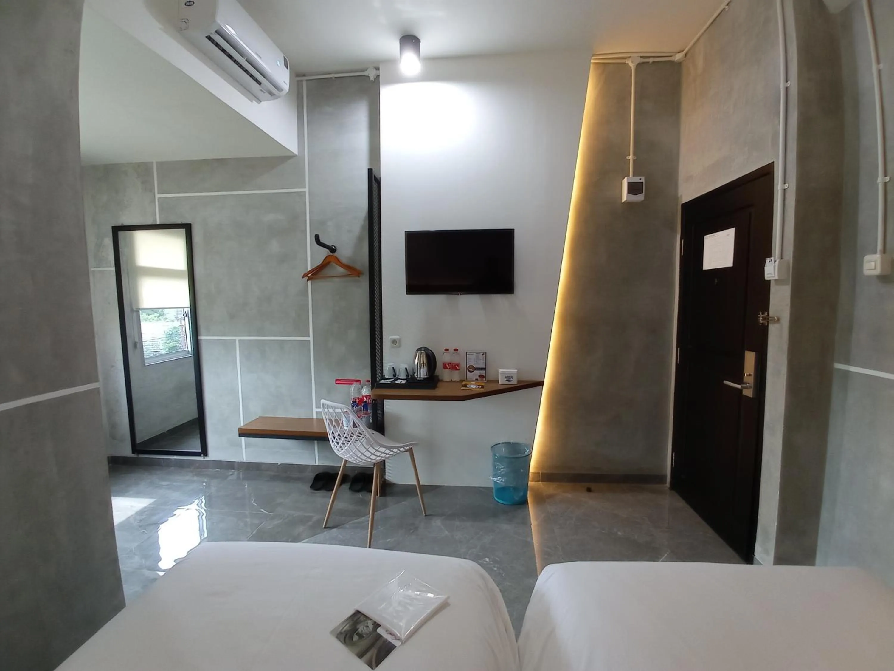 Communal lounge/ TV room, Bed in Rid's Hotel Palembang