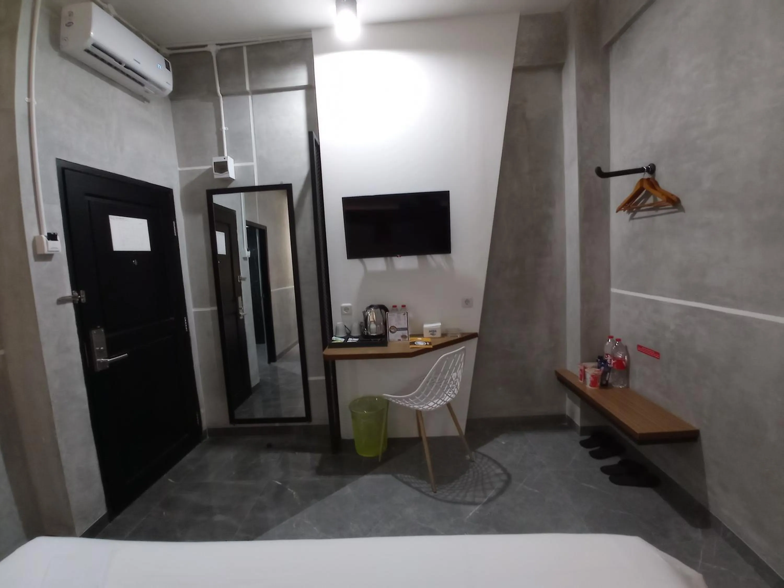 TV and multimedia, Bed in Rid's Hotel Palembang