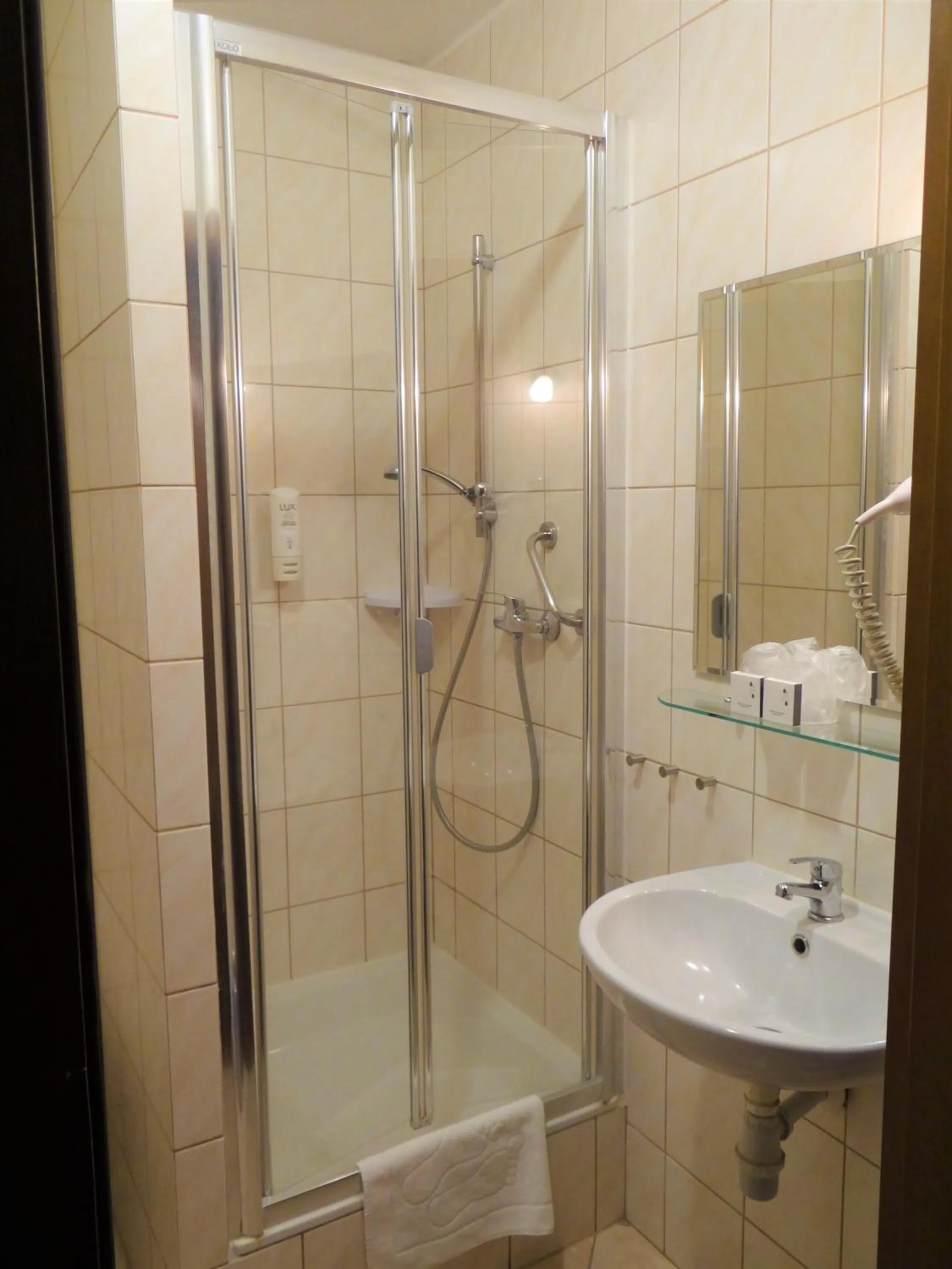 Shower in Grot Hotel