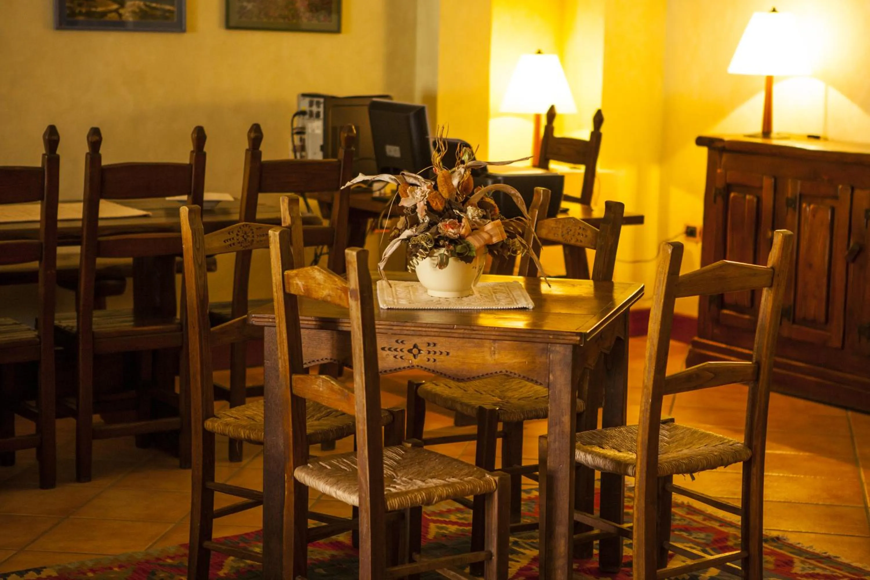 Restaurant/places to eat in Hotel Piccada