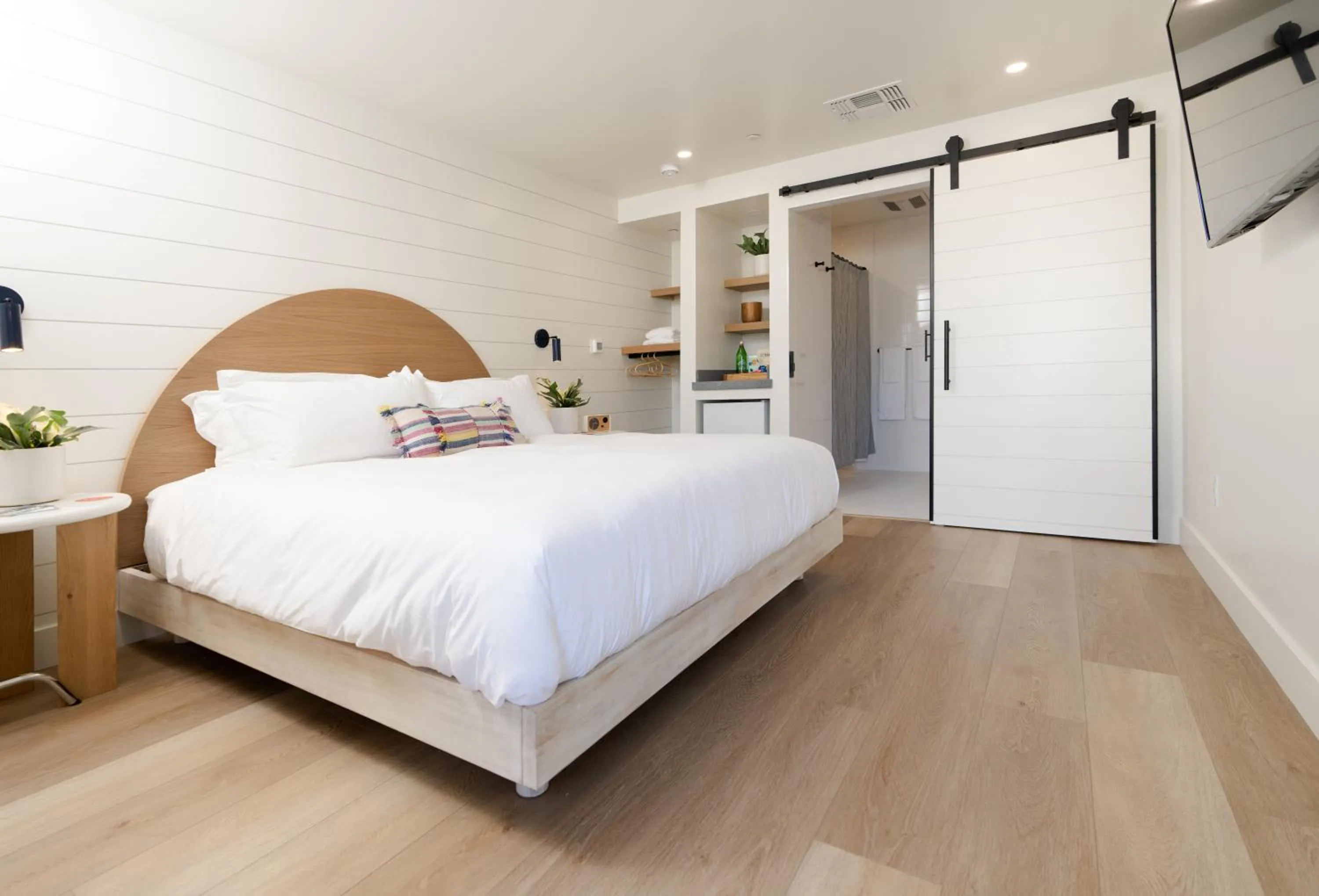 TV and multimedia in The Pacific Motel