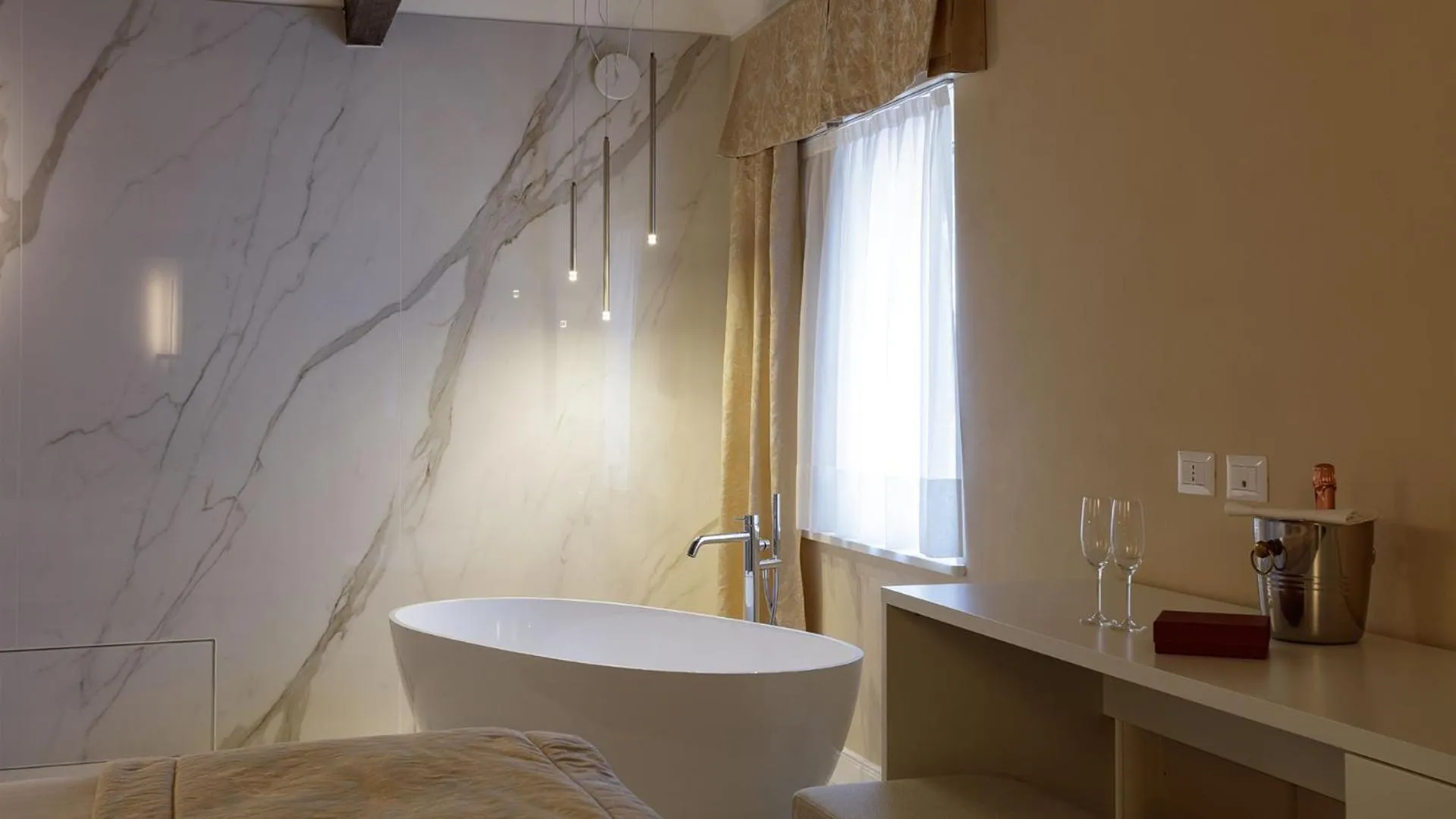 Bath in Camin Hotel Luino