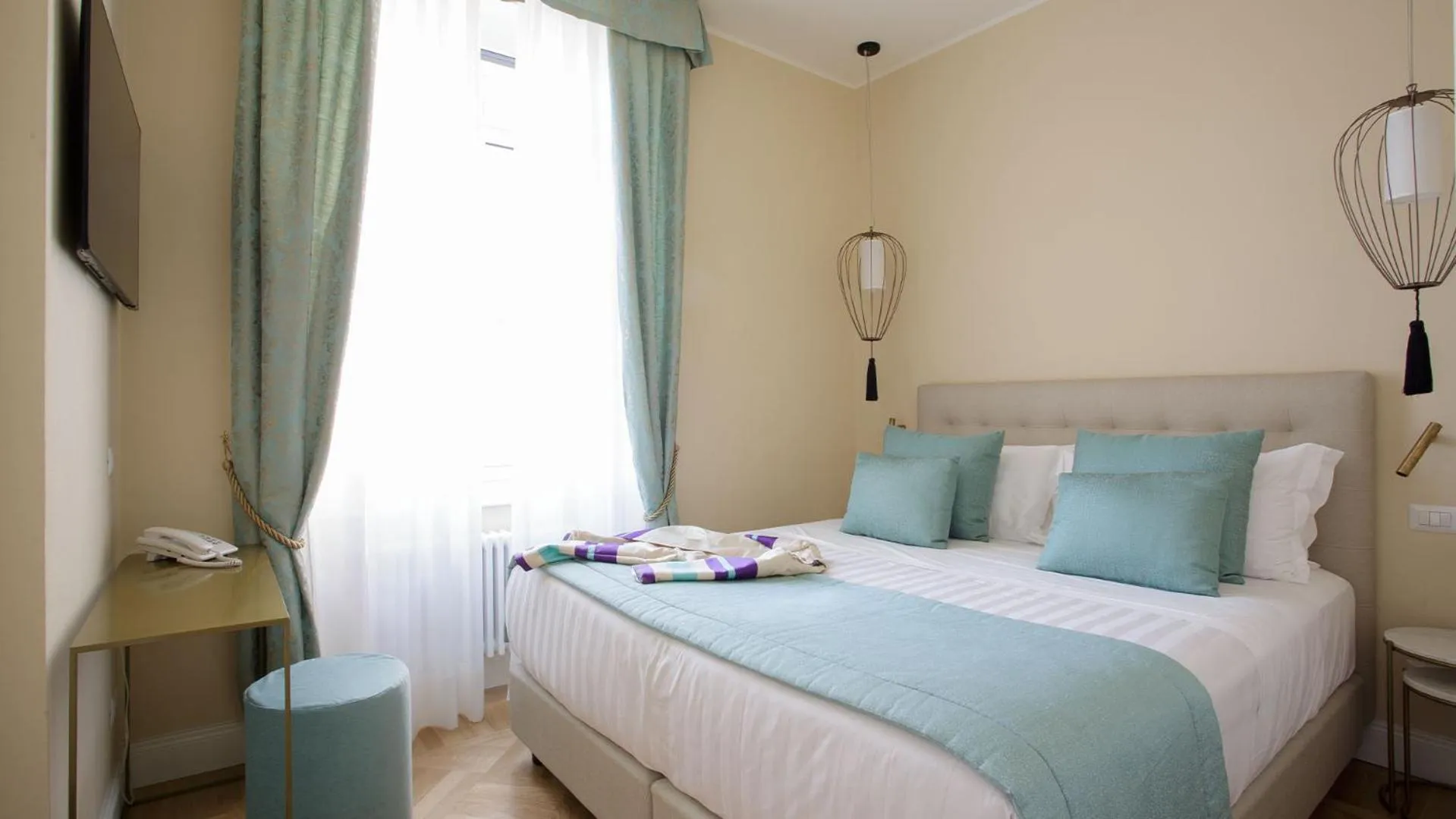 Bed in Camin Hotel Luino