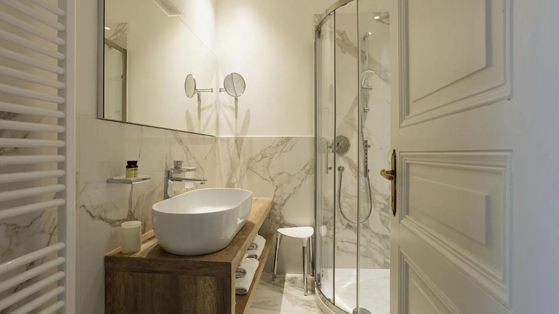 Shower in Camin Hotel Luino