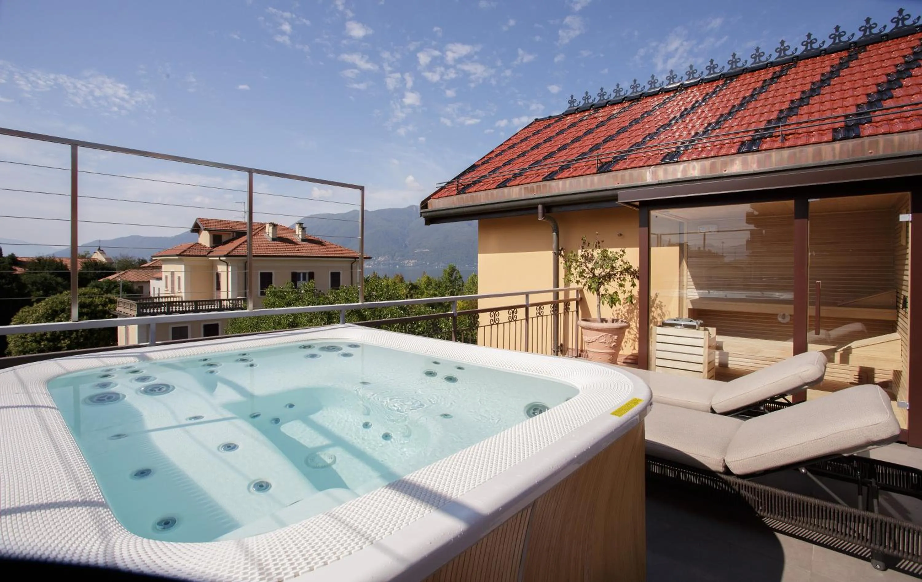 Hot Tub in Camin Hotel Luino