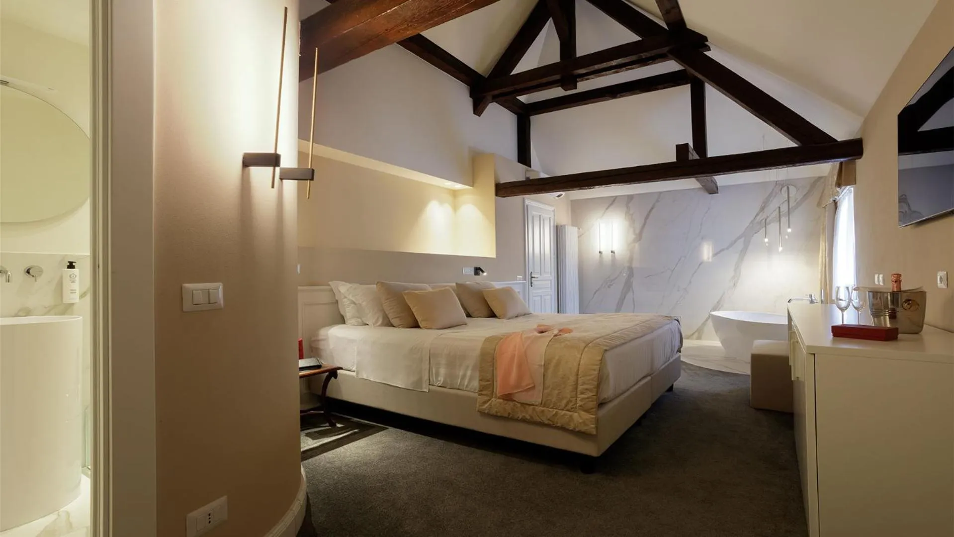 Bed in Camin Hotel Luino