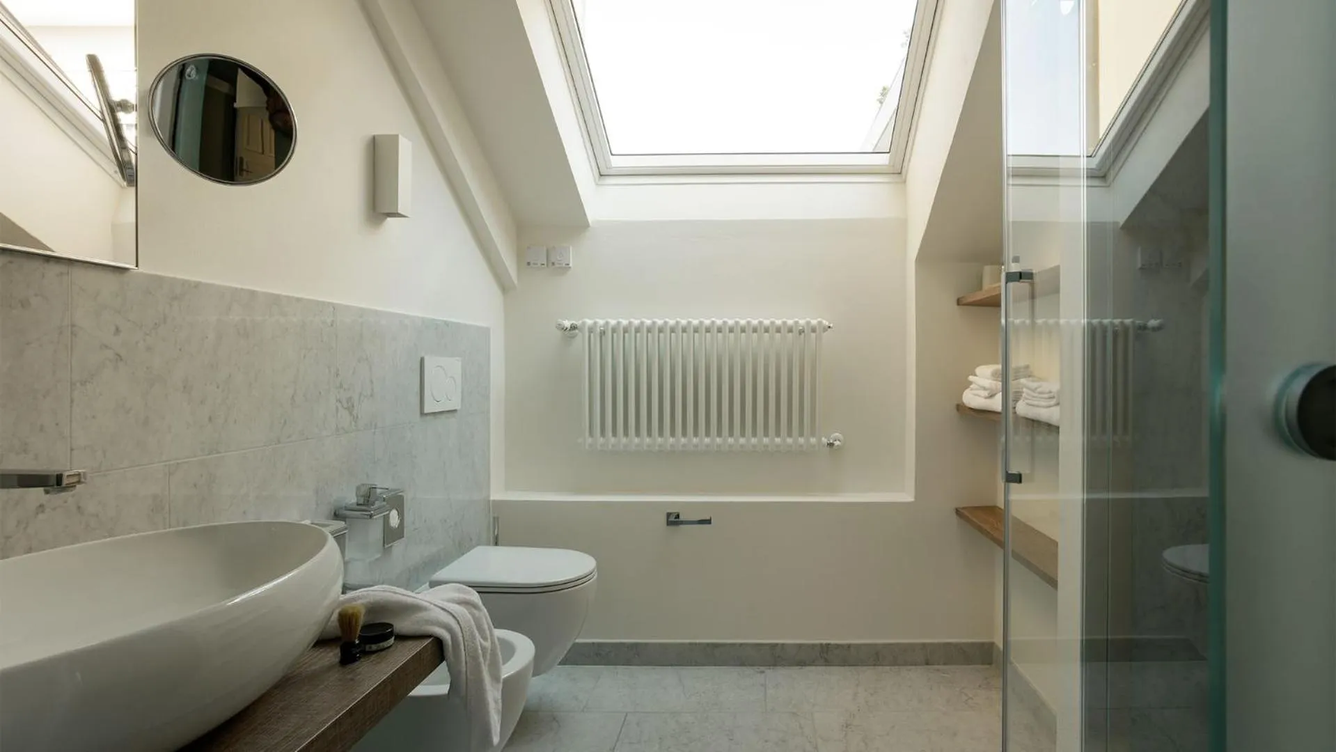 Shower in Camin Hotel Luino