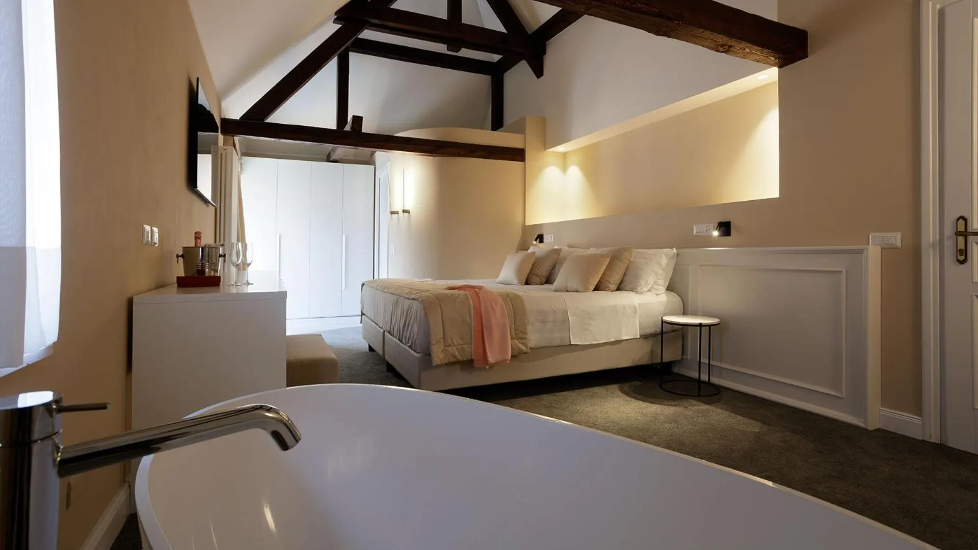 Bed in Camin Hotel Luino