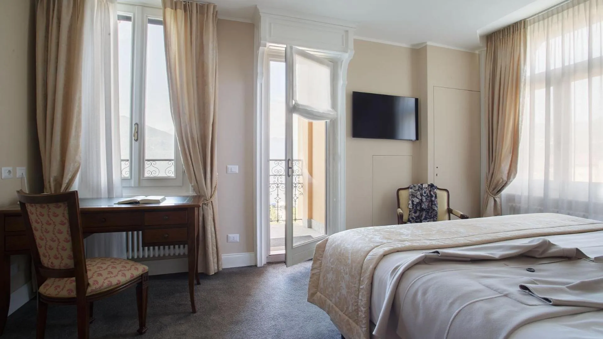 Bed in Camin Hotel Luino