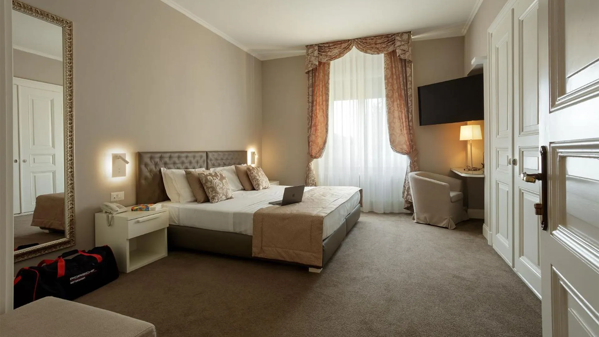 Photo of the whole room, Bed in Camin Hotel Luino