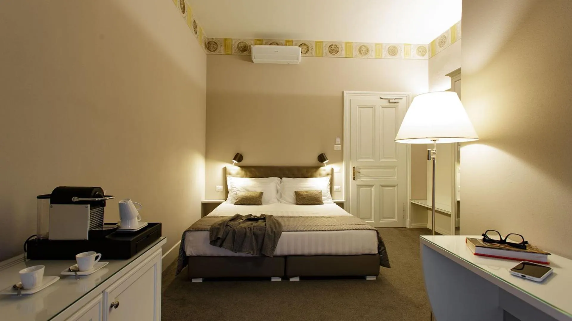 Bed in Camin Hotel Luino