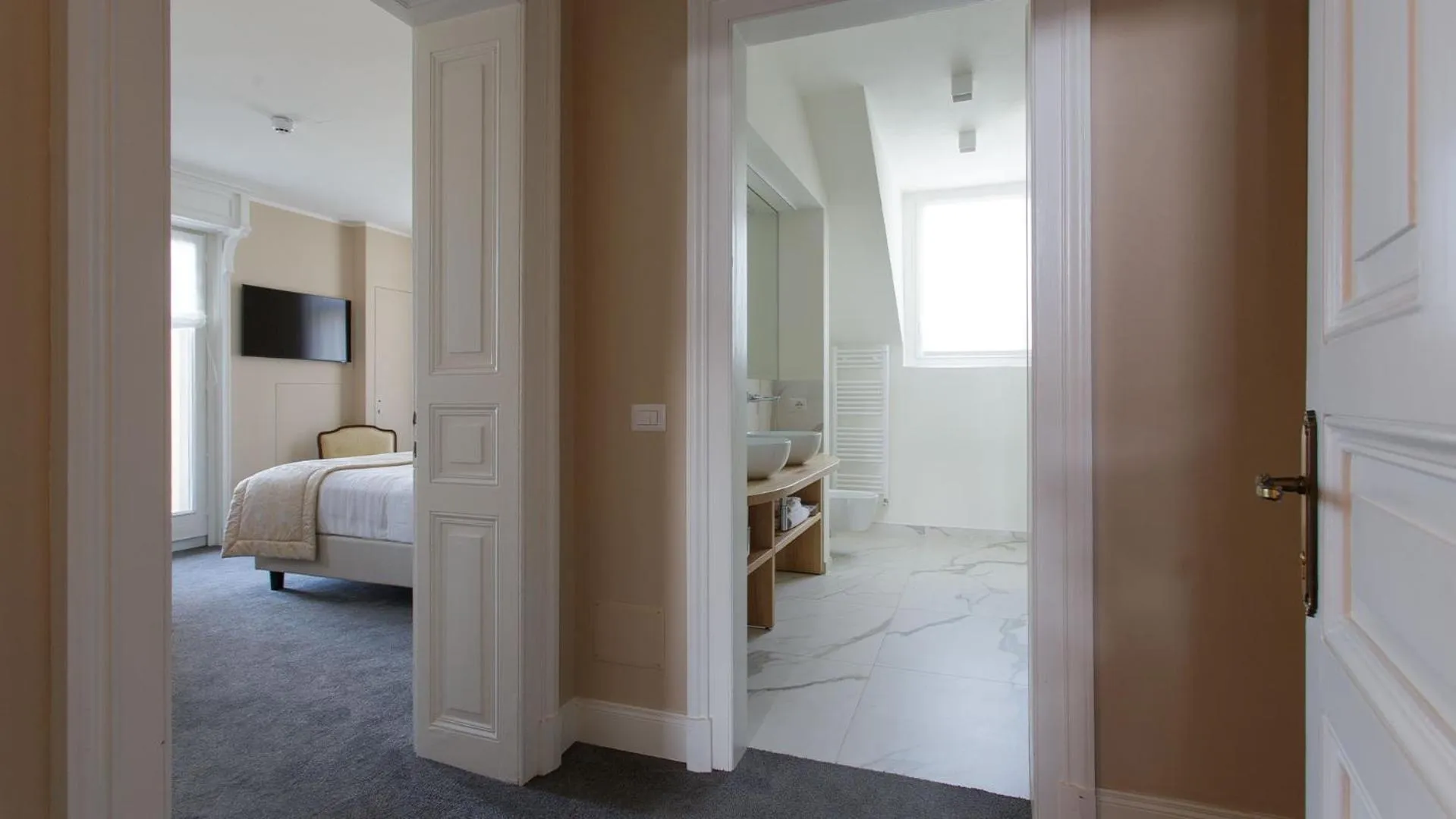 Bathroom, Bed in Camin Hotel Luino