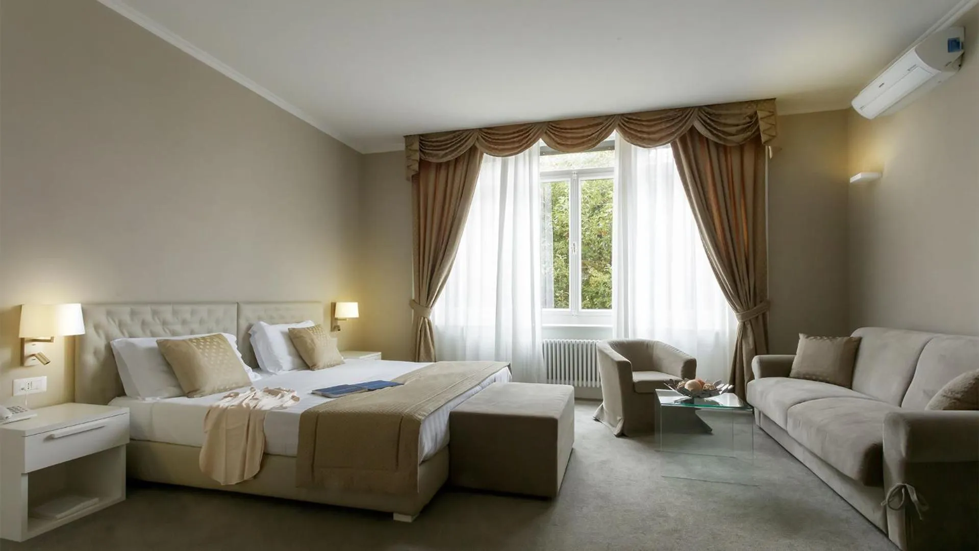 Bed in Camin Hotel Luino