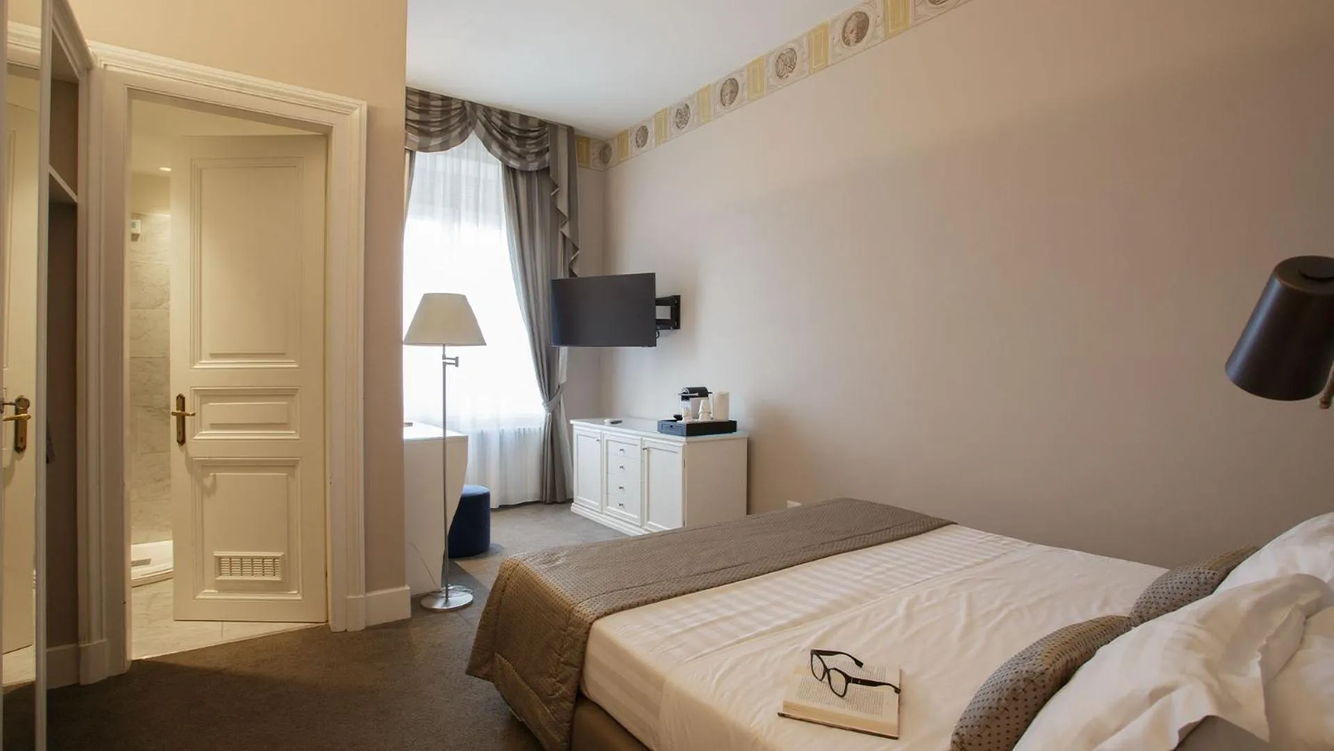 TV and multimedia, Bed in Camin Hotel Luino