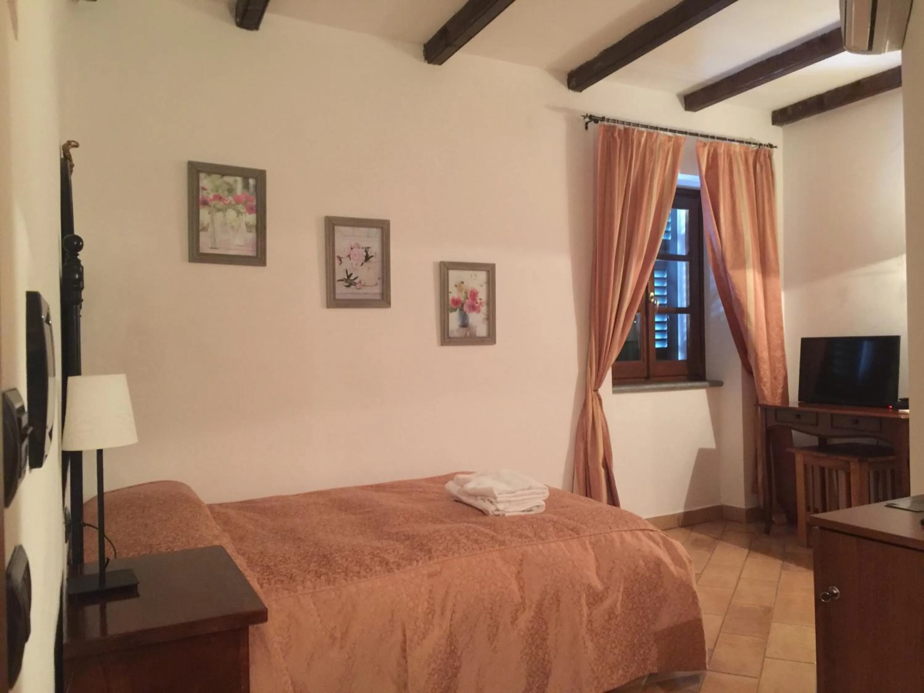 Shower, Bed in Il Portico