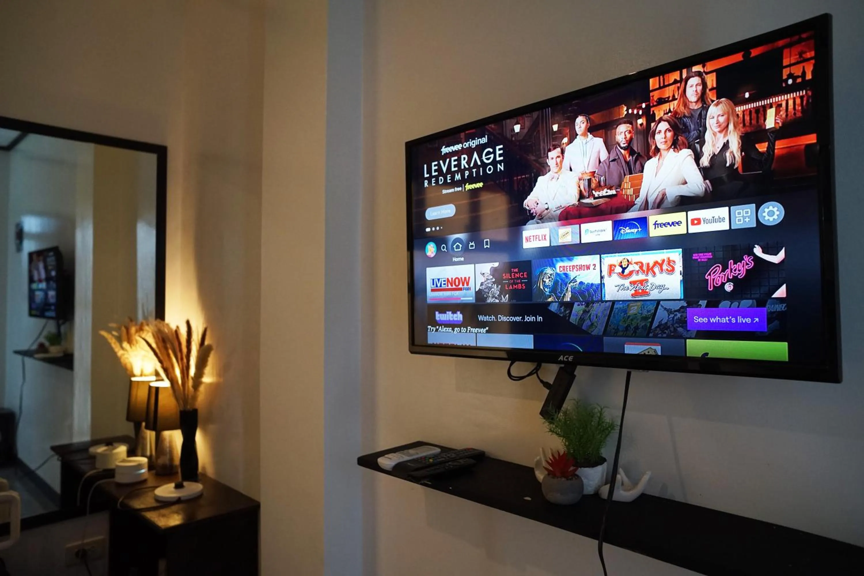 TV and multimedia in The Palms Resort & Bar