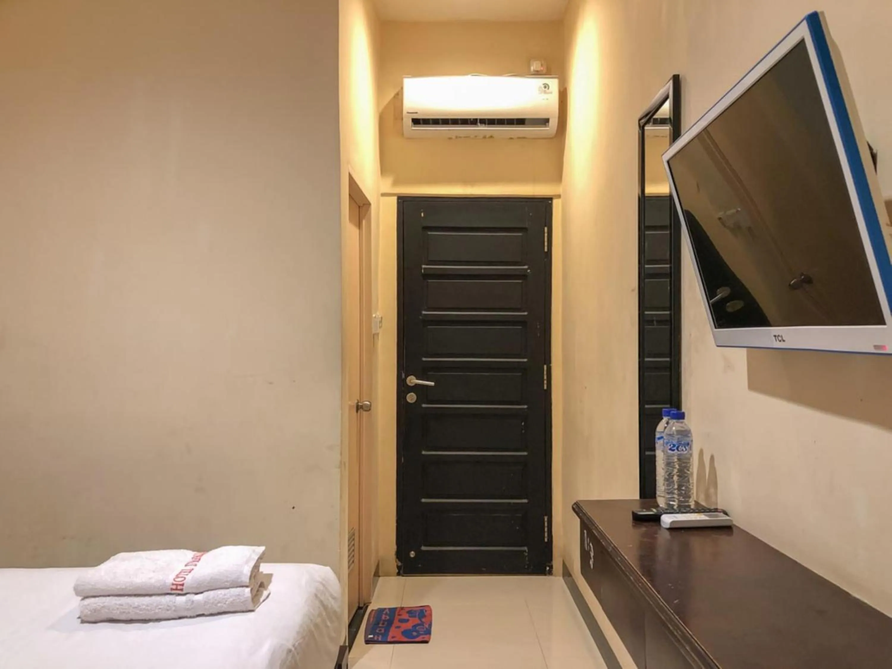 TV and multimedia, Bed in Hotel D'Mario Palopo