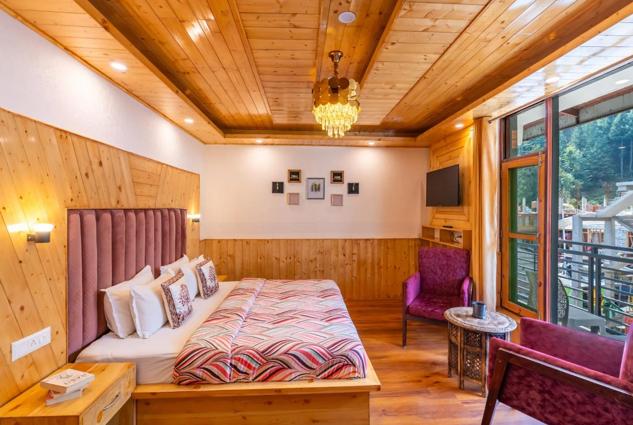 Seating area, Bed in The 14 Gables, A Boutique Stay, Manali - Pet Friendly Hotel - Crown Palace