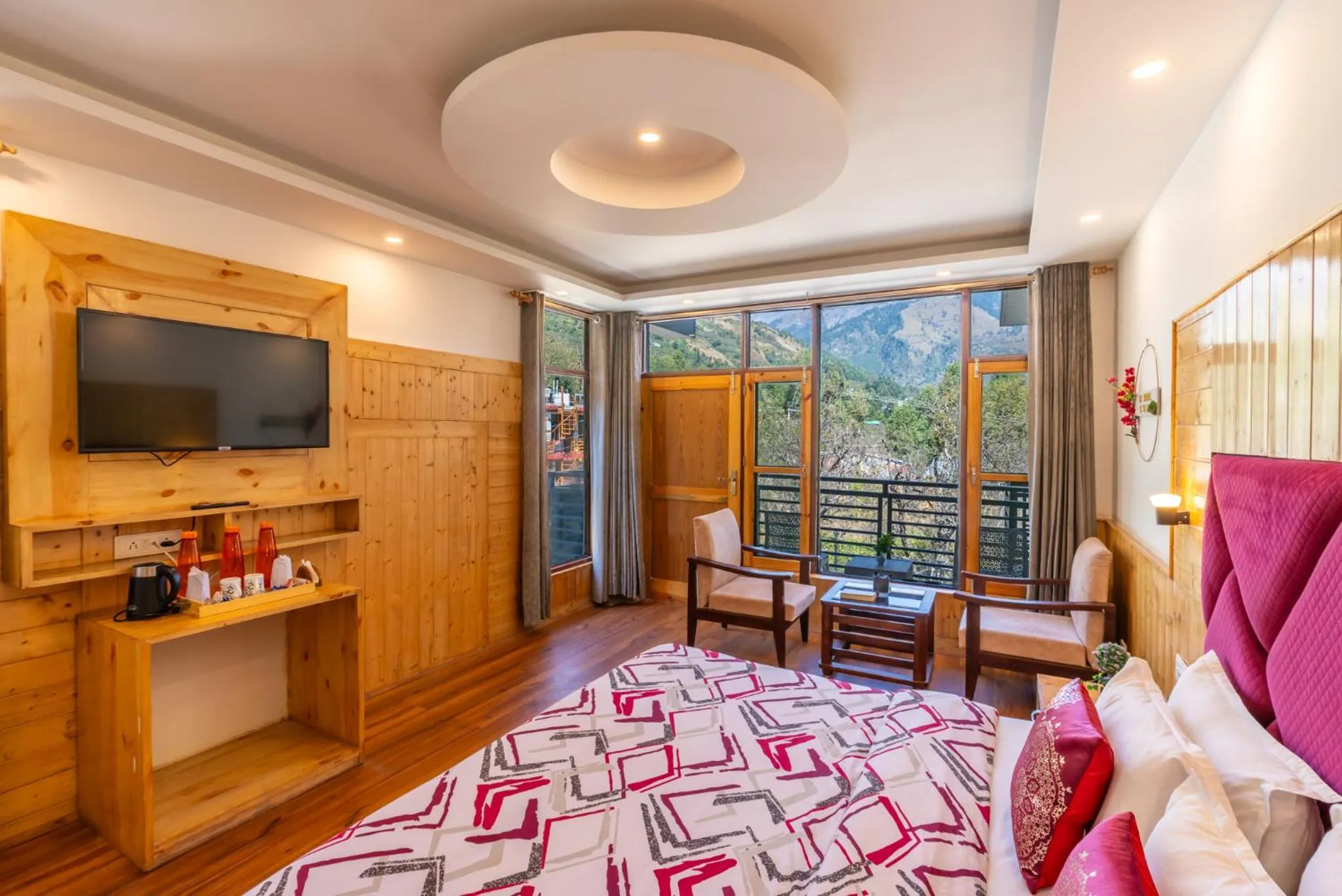 TV and multimedia, Bed in The 14 Gables, A Boutique Stay, Manali - Pet Friendly Hotel - Crown Palace
