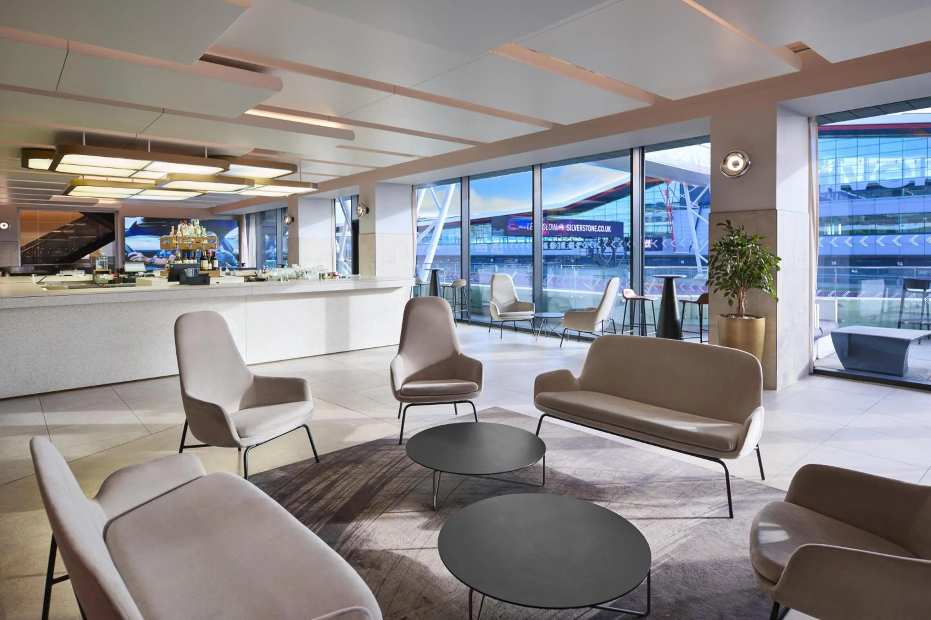 Restaurant/places to eat in Hilton Garden Inn Silverstone