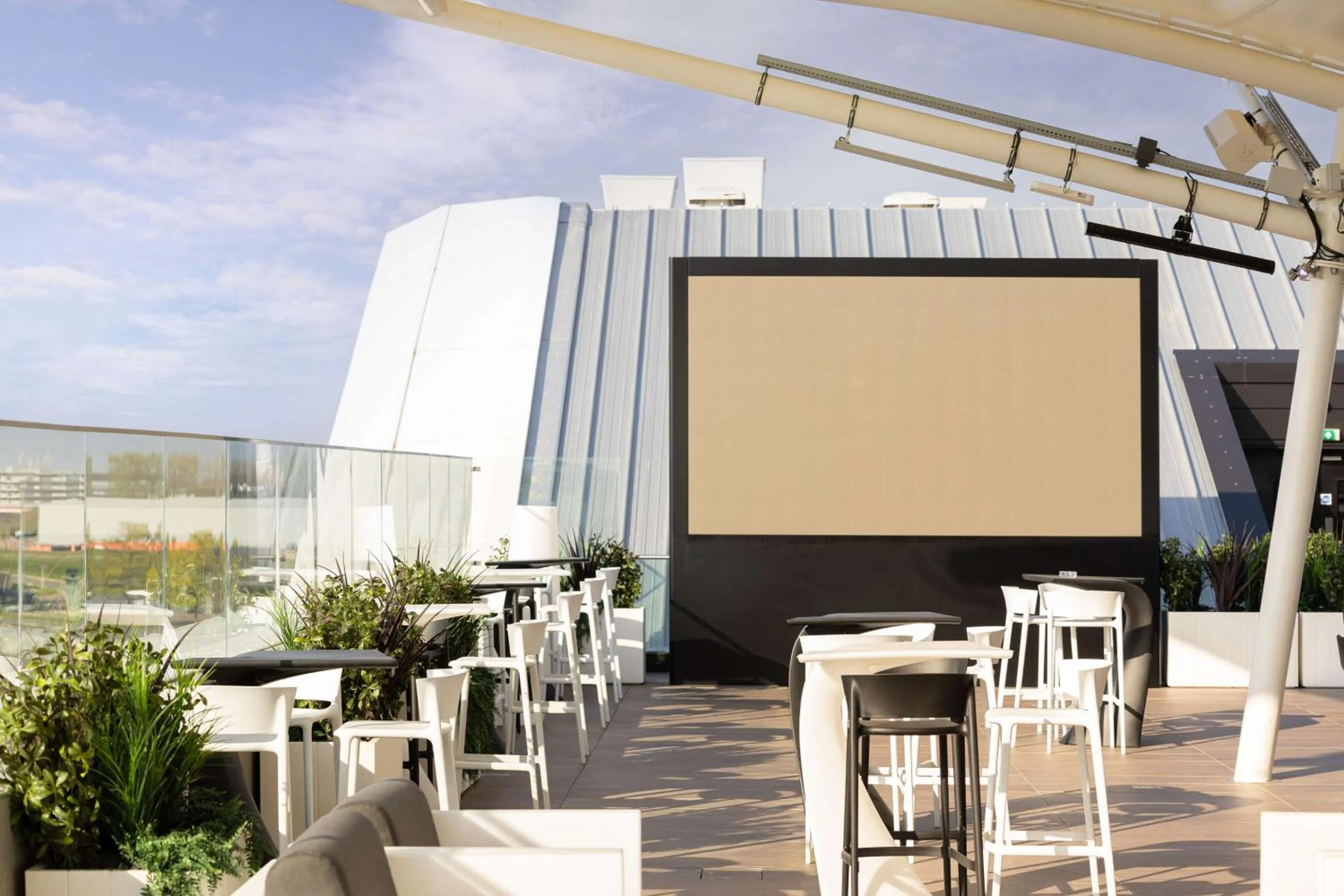 Lounge or bar in Hilton Garden Inn Silverstone