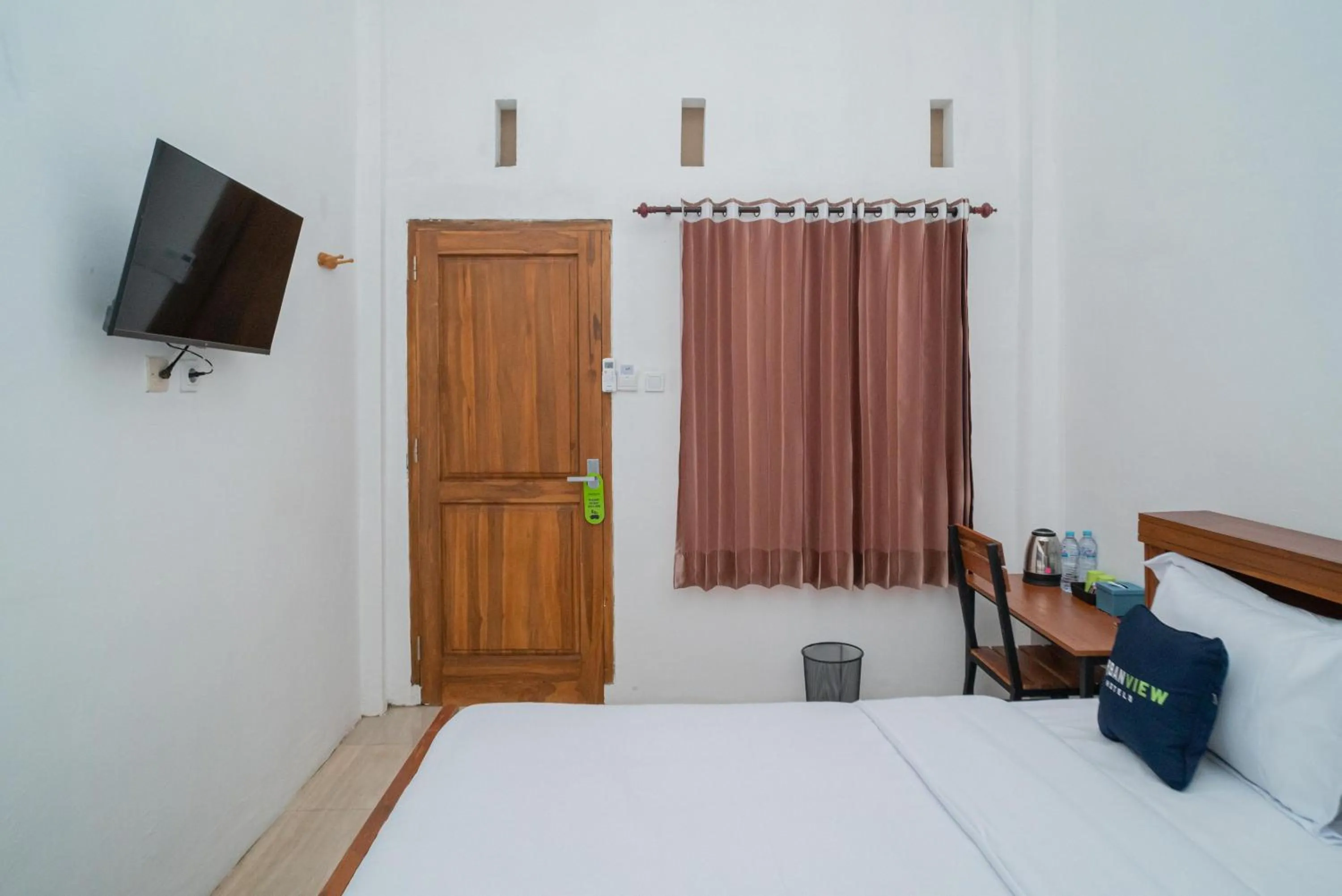 Bedroom, Bed in Urbanview Hotel Sky Batu Malang by RedDoorz