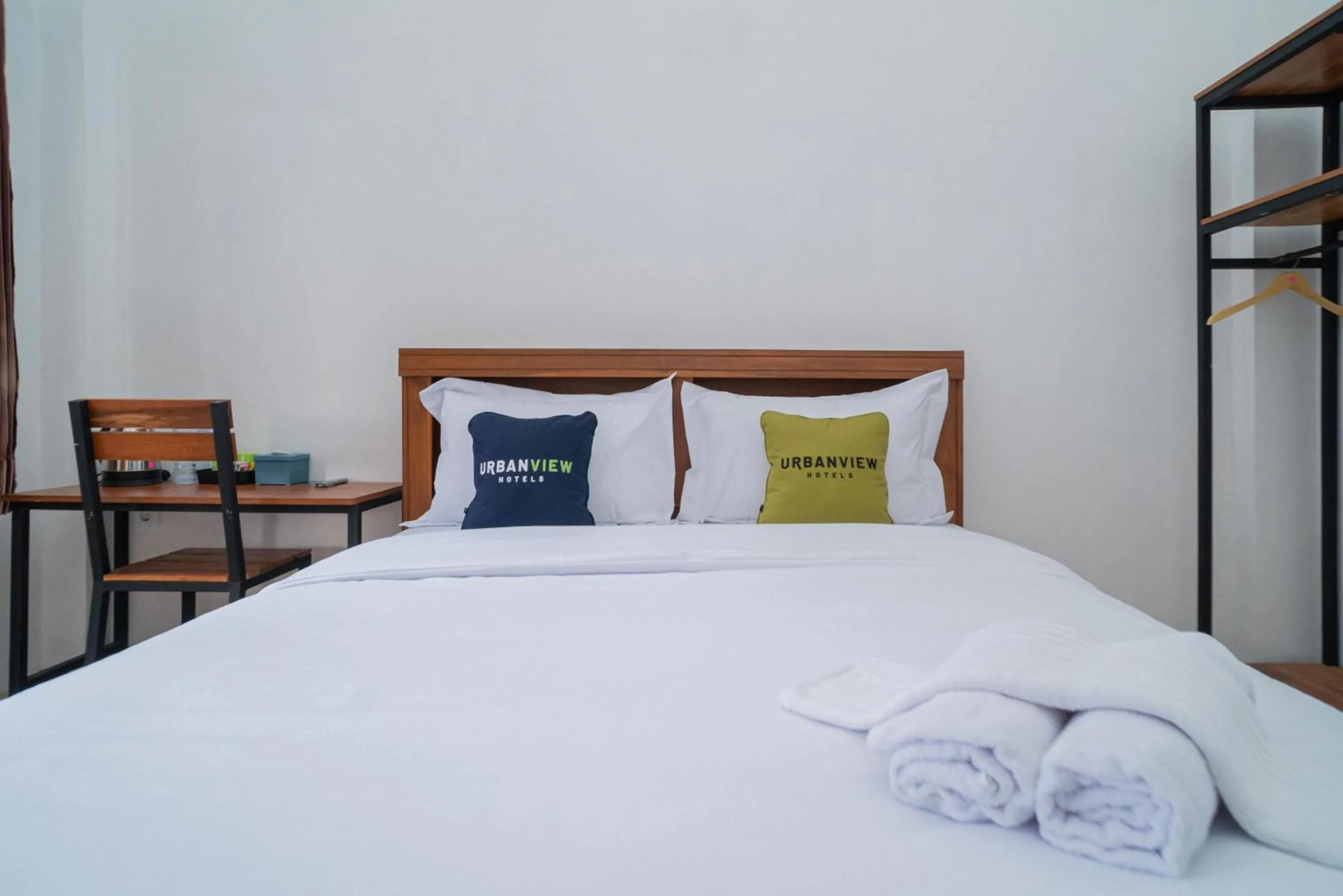Bedroom, Bed in Urbanview Hotel Sky Batu Malang by RedDoorz