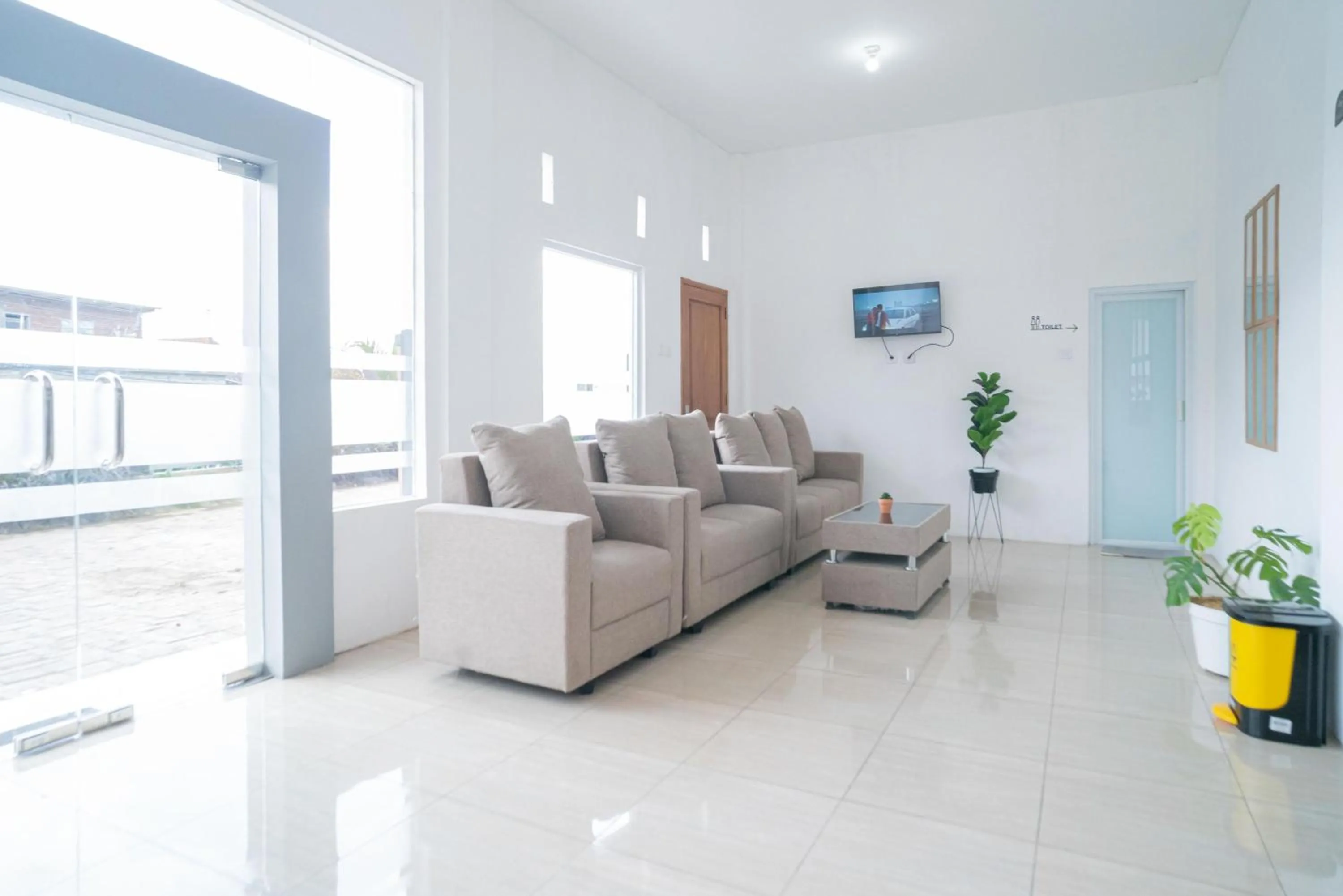 Seating area in Urbanview Hotel Sky Batu Malang by RedDoorz