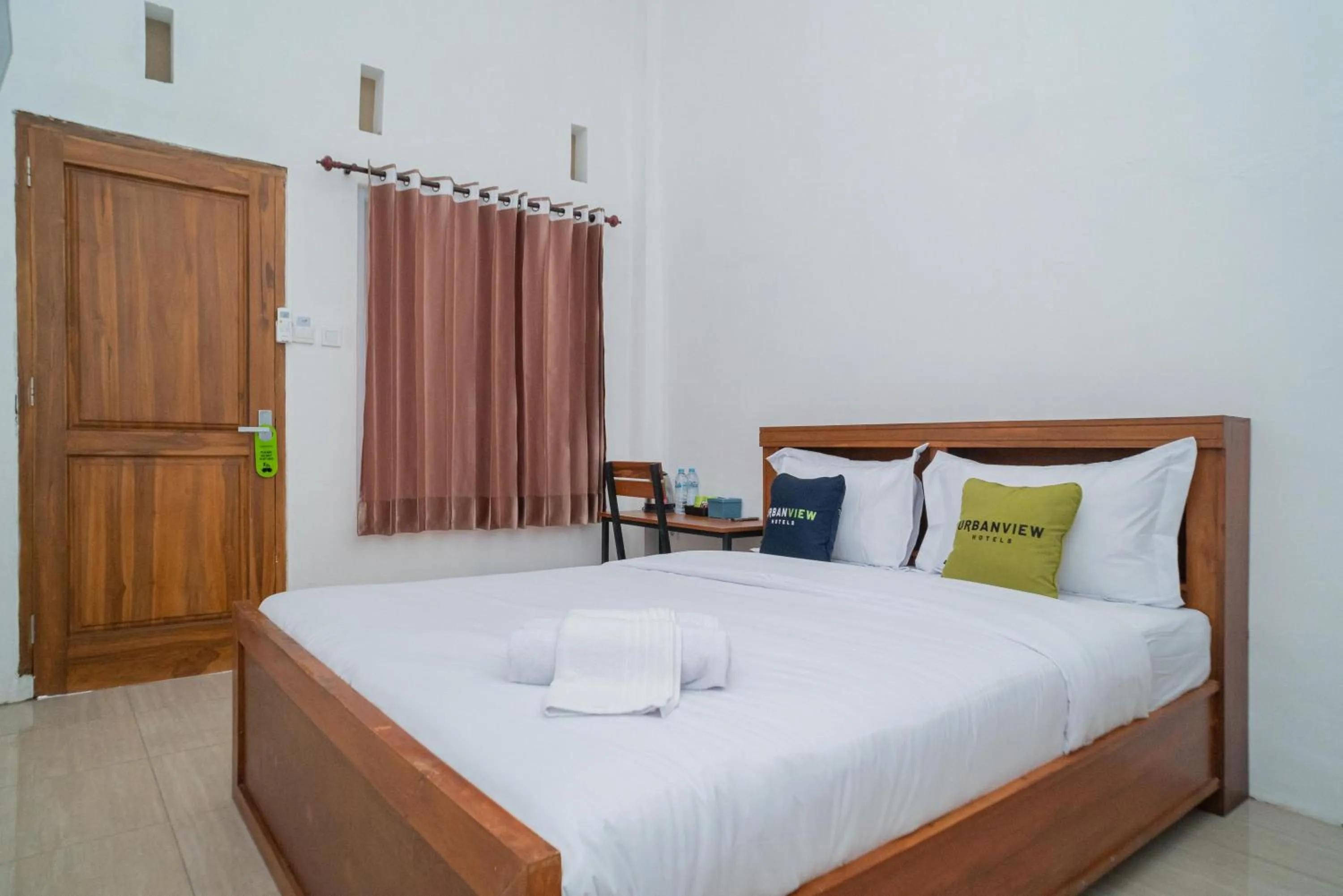Bedroom, Bed in Urbanview Hotel Sky Batu Malang by RedDoorz