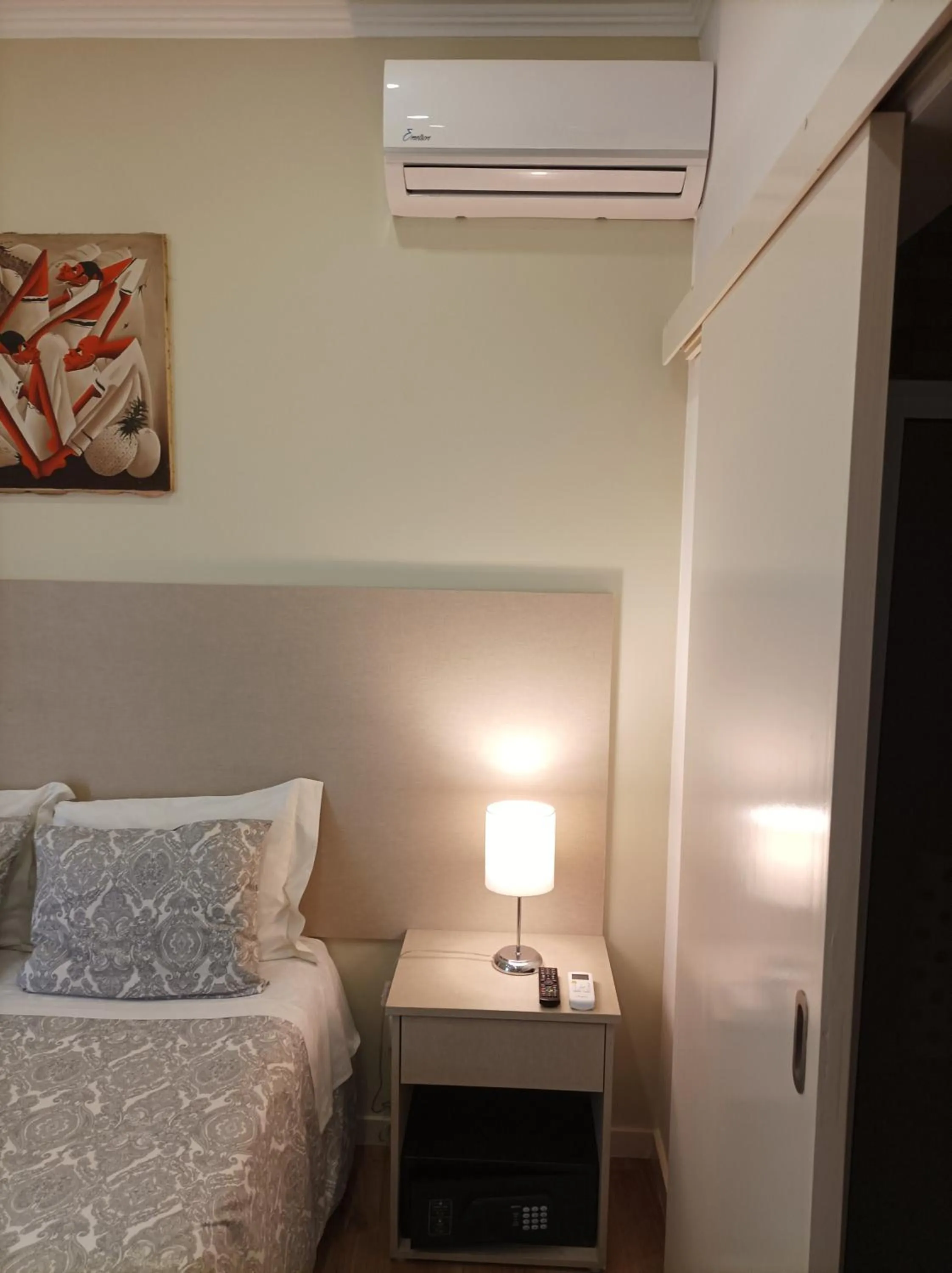 safe, Bed in HOSPEDARIA LONDRES