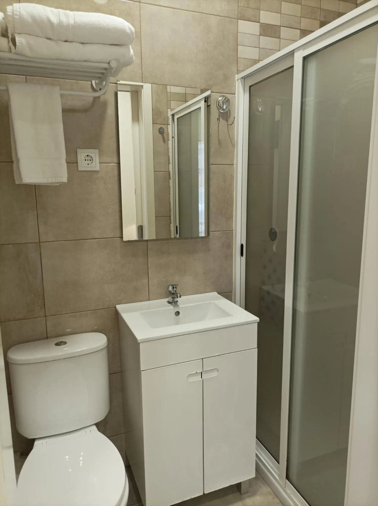 Shower in HOSPEDARIA LONDRES