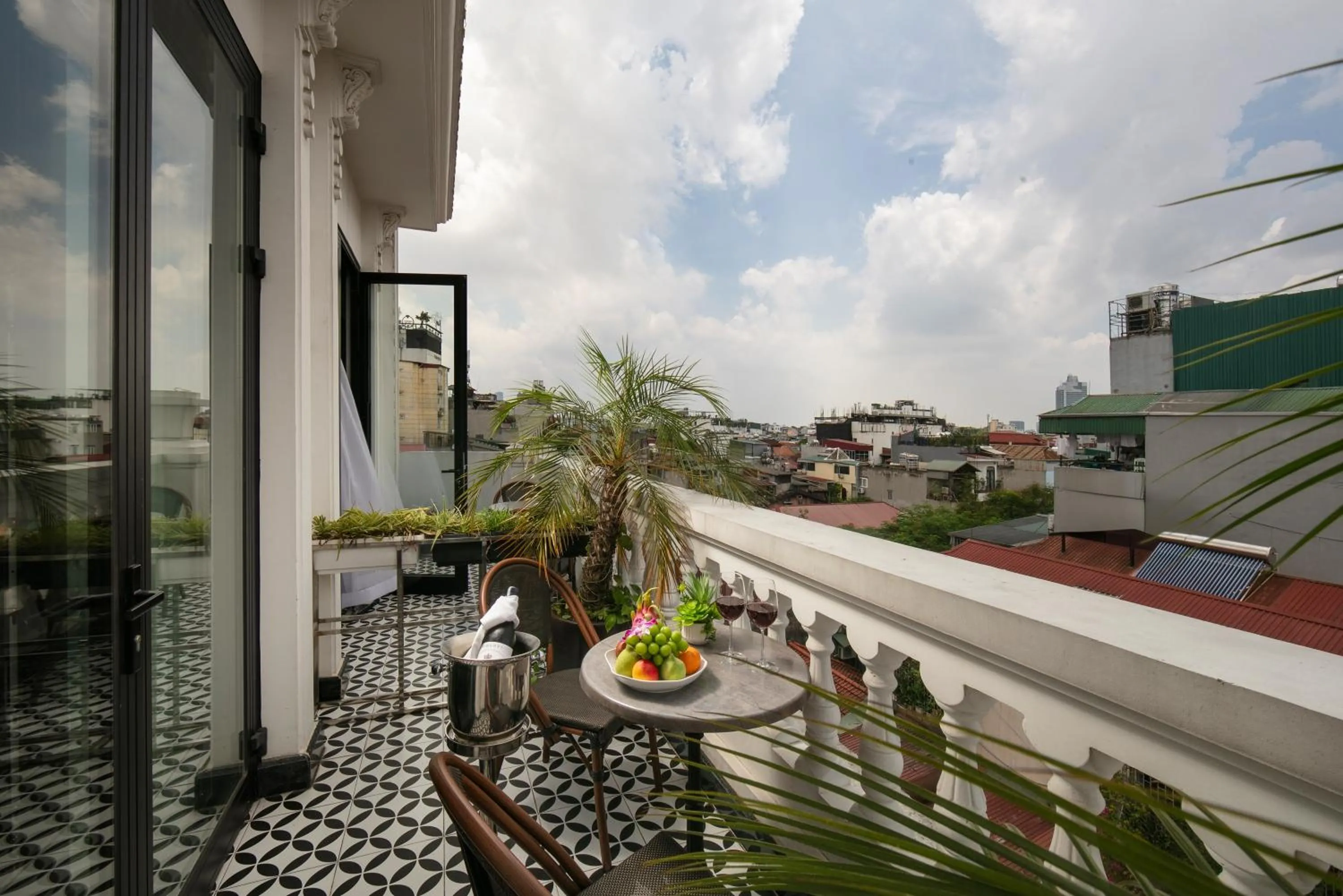 Patio in HOTEL De SOURIANT Premium Hanoi