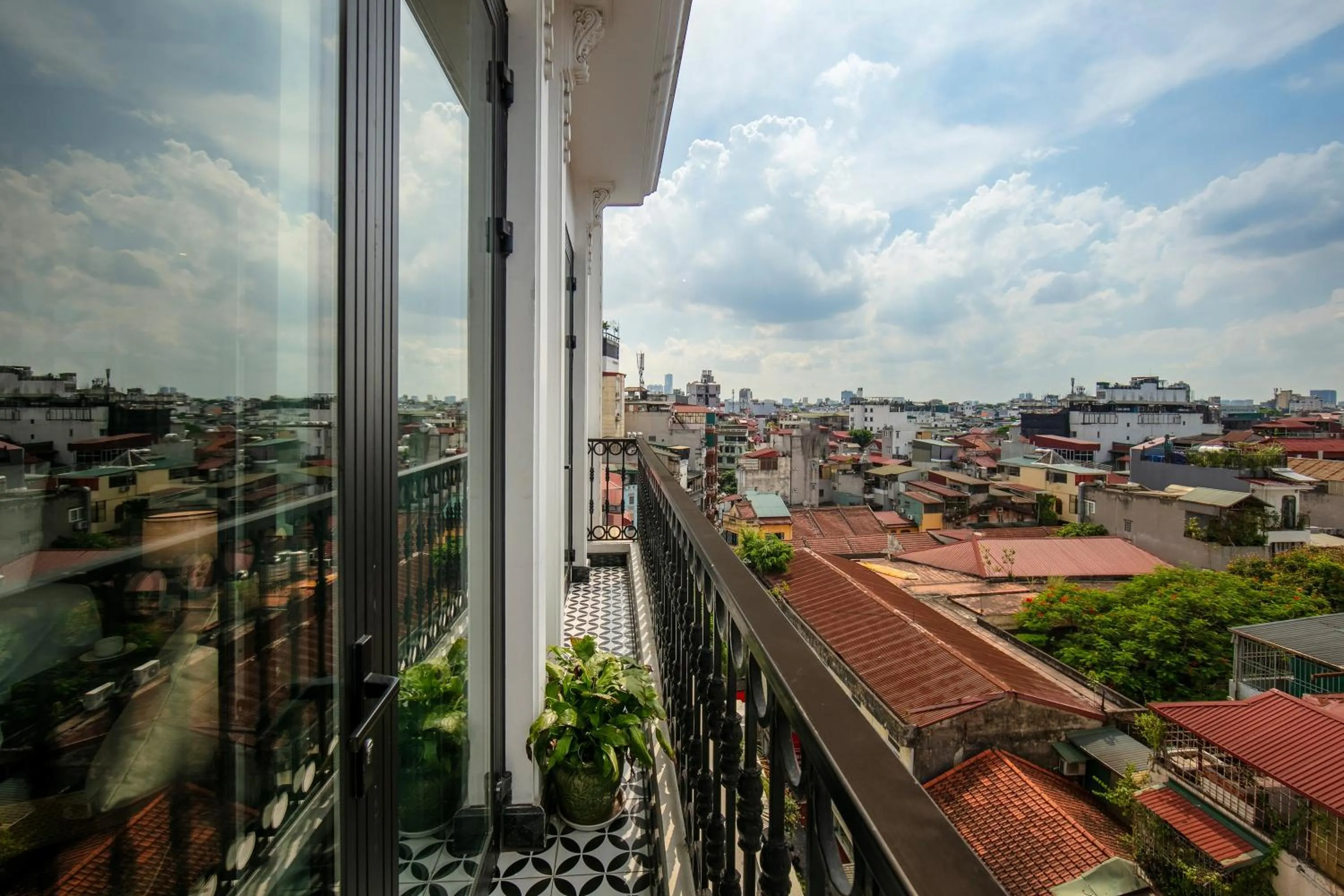 Property building in HOTEL De SOURIANT Premium Hanoi