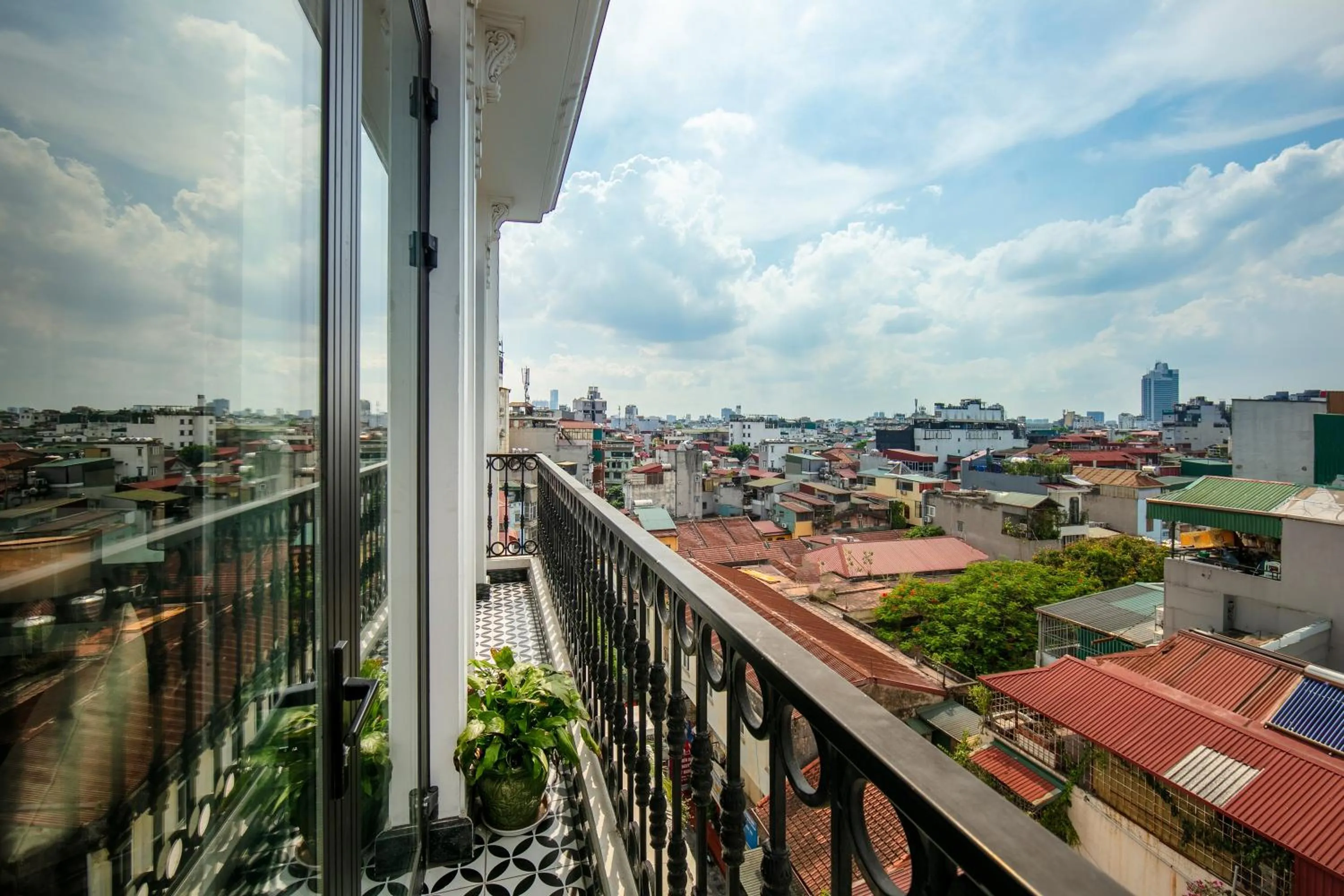 Patio in HOTEL De SOURIANT Premium Hanoi
