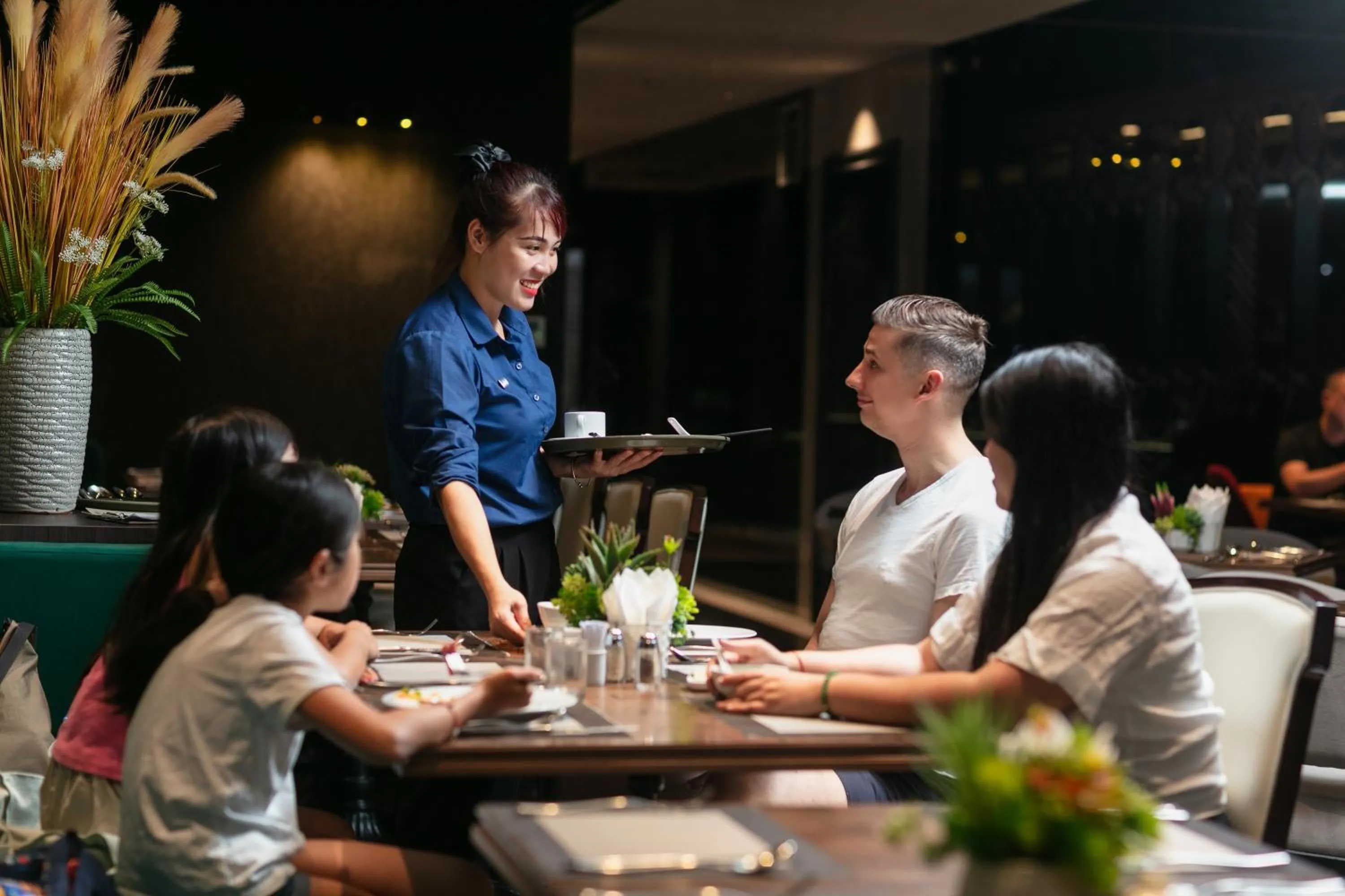 Restaurant/places to eat in HOTEL De SOURIANT Premium Hanoi