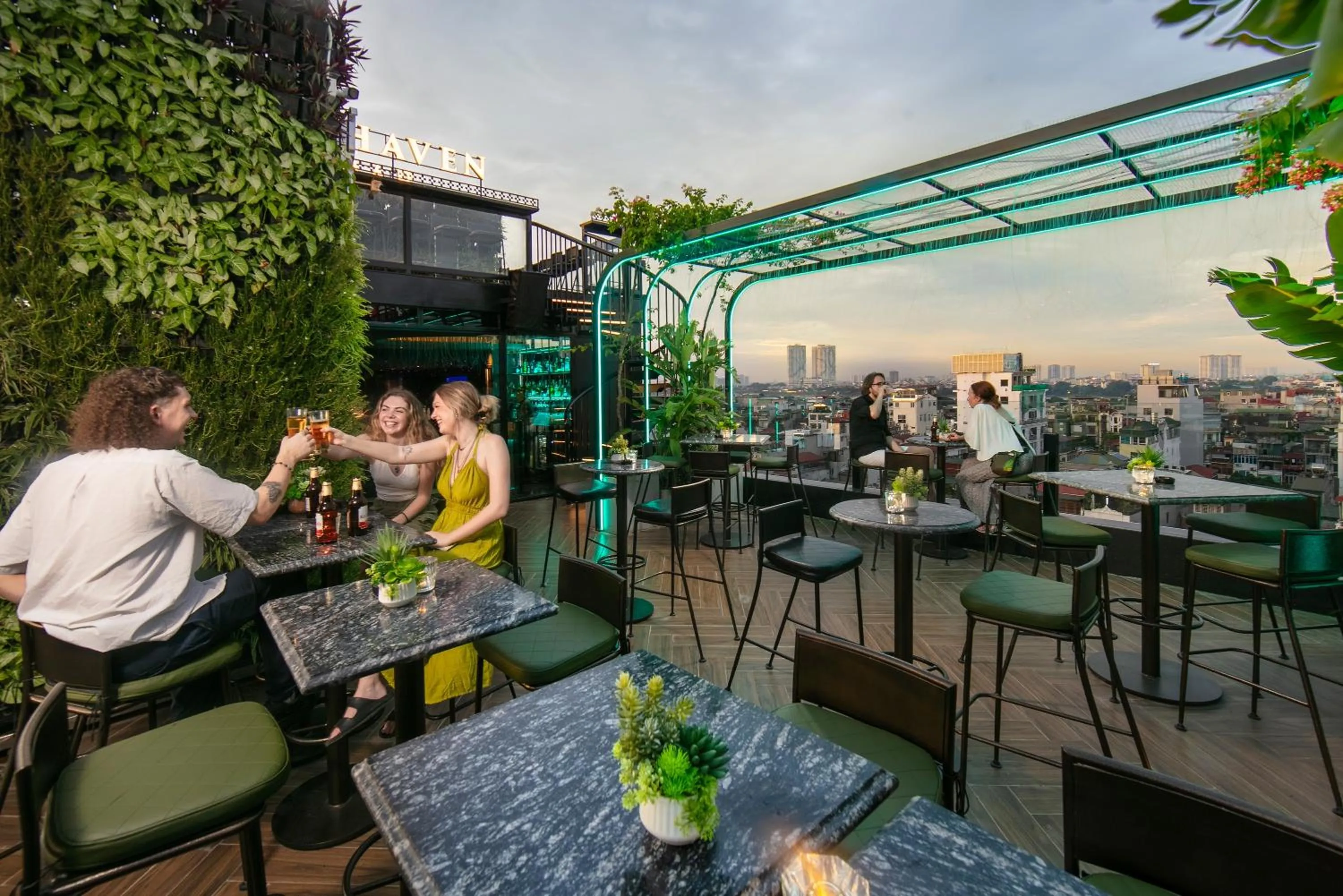 Restaurant/places to eat in HOTEL De SOURIANT Premium Hanoi