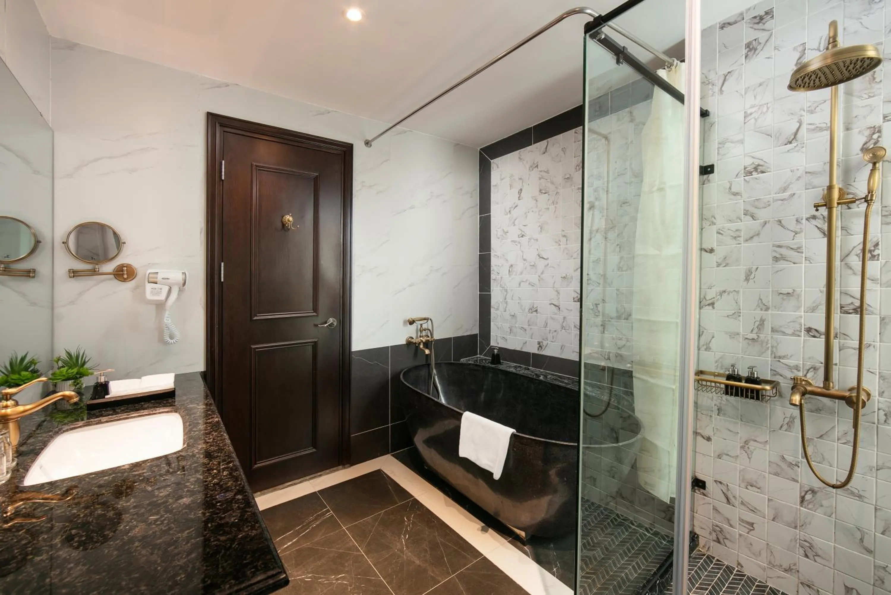 Shower in HOTEL De SOURIANT Premium Hanoi