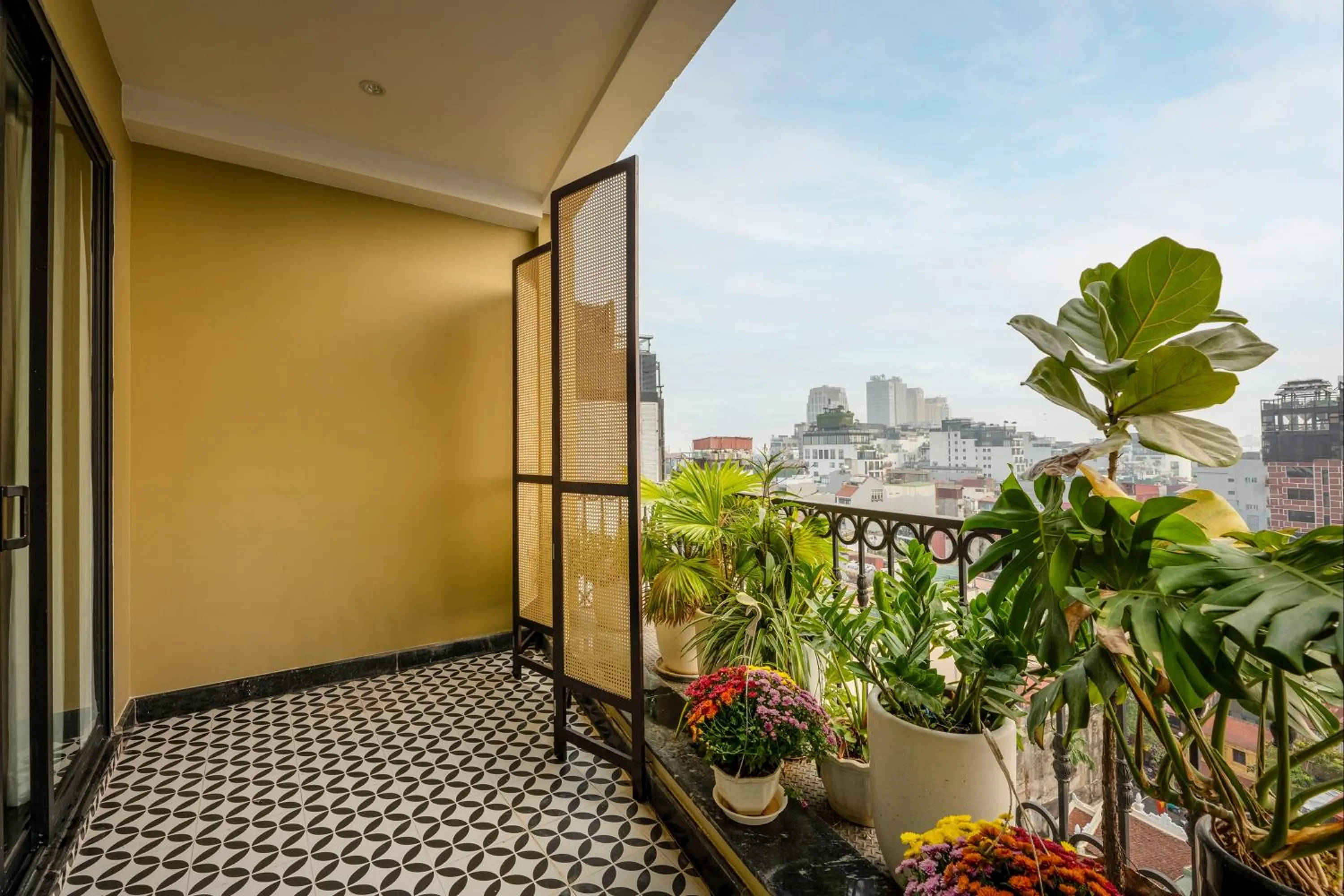 Balcony/Terrace in HOTEL De SOURIANT Premium Hanoi
